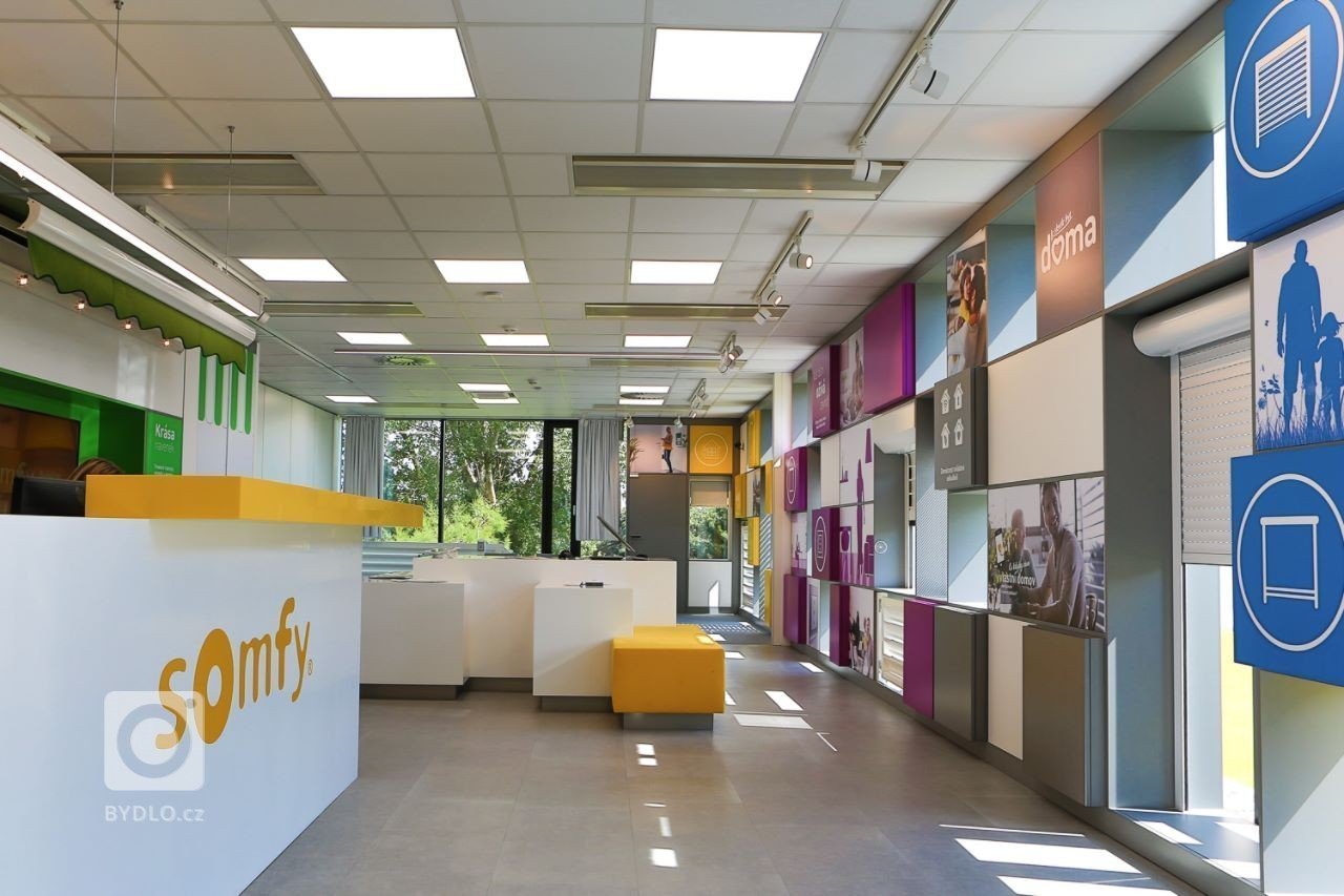 Interiér nového showroomu firmy Somfy.
