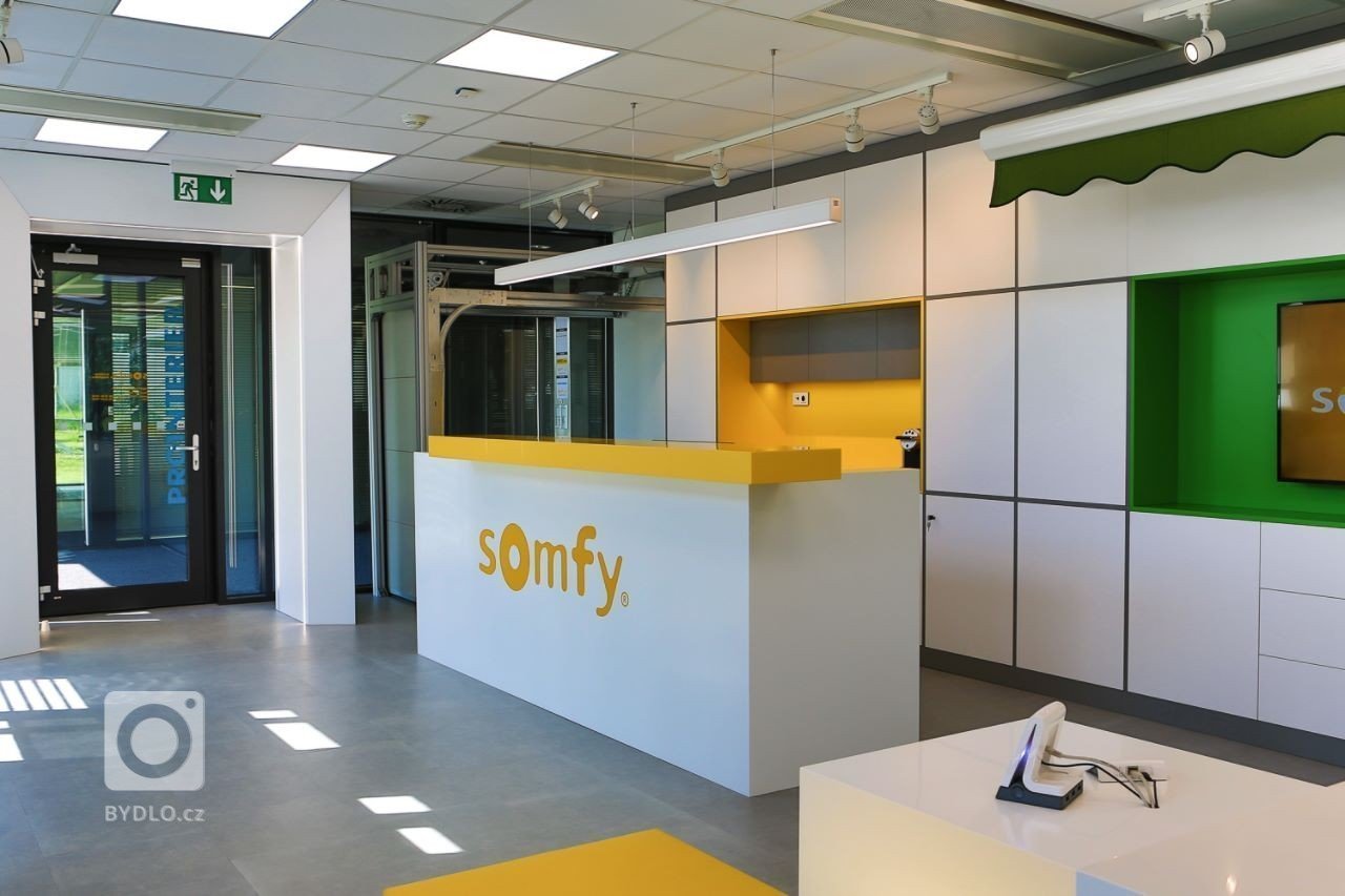 Interiér nového showroomu firmy Somfy.
