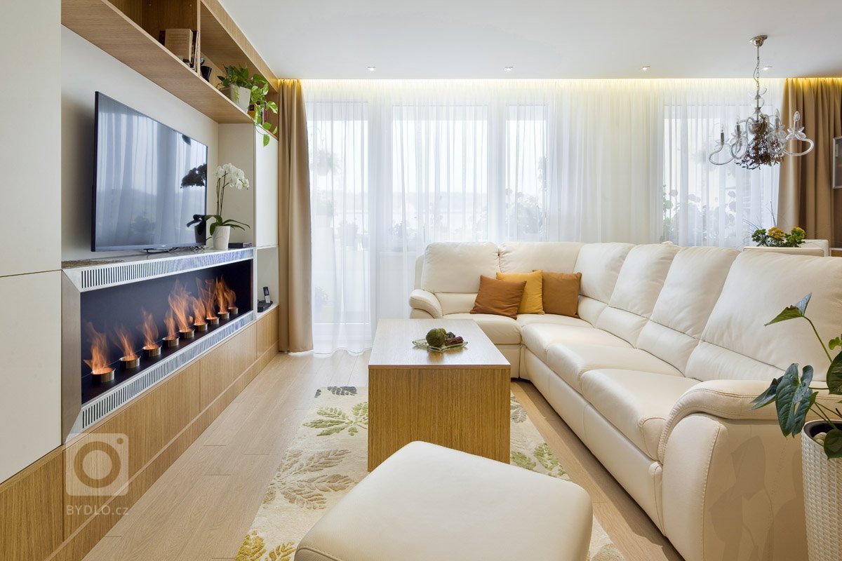 Rekonstrukce panelového bytu v odstínech dřeva a bílé.
