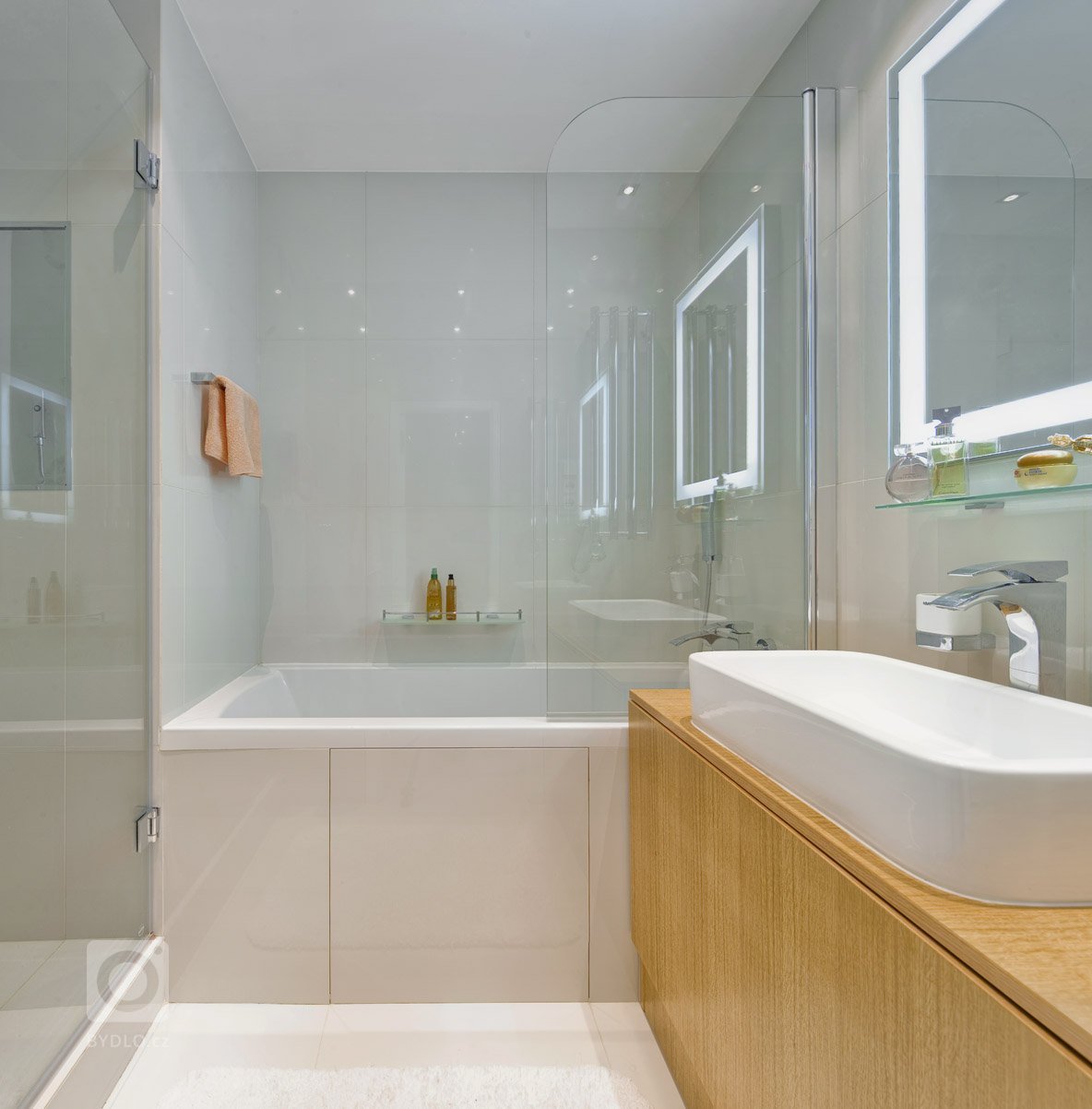 Rekonstrukce panelového bytu v odstínech dřeva a bílé.
