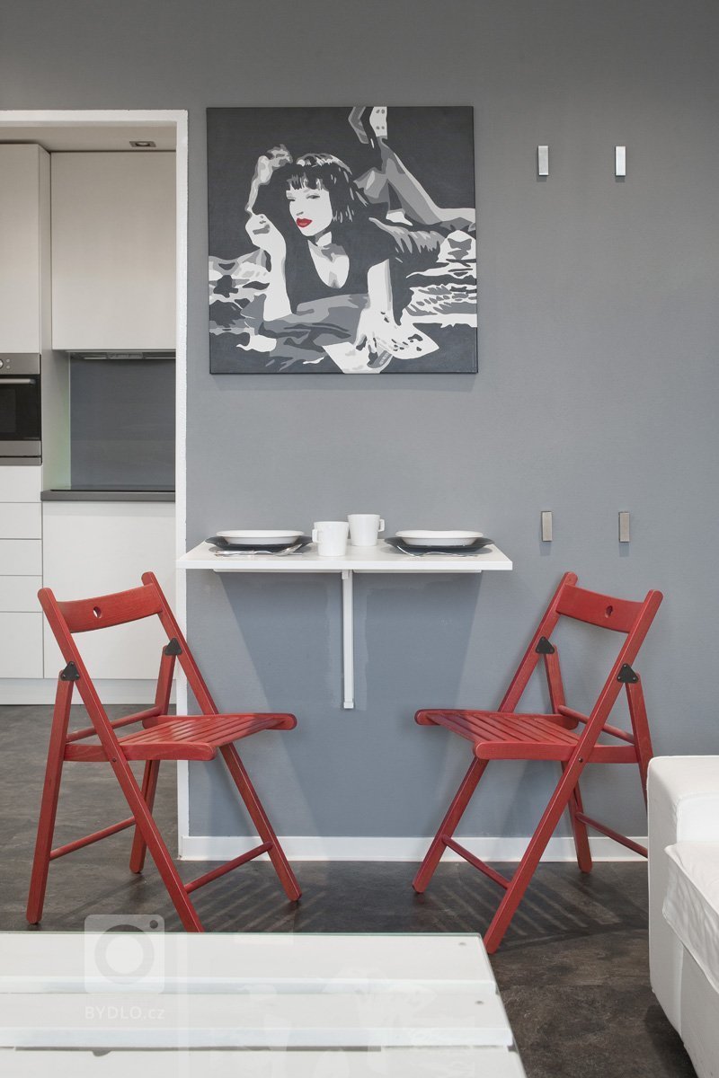 Kompletní rekonstrukce bytu 2+1 o ploše 37m2.

Dispozice zůstala původní; jedním z&nbsp;důvodů byla cena, jelikož všechny příčky jsou panelové a jejich změna…