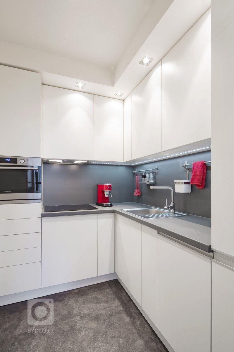 Kompletní rekonstrukce bytu 2+1 o ploše 37m2.

Dispozice zůstala původní; jedním z&nbsp;důvodů byla cena, jelikož všechny příčky jsou panelové a jejich změna…