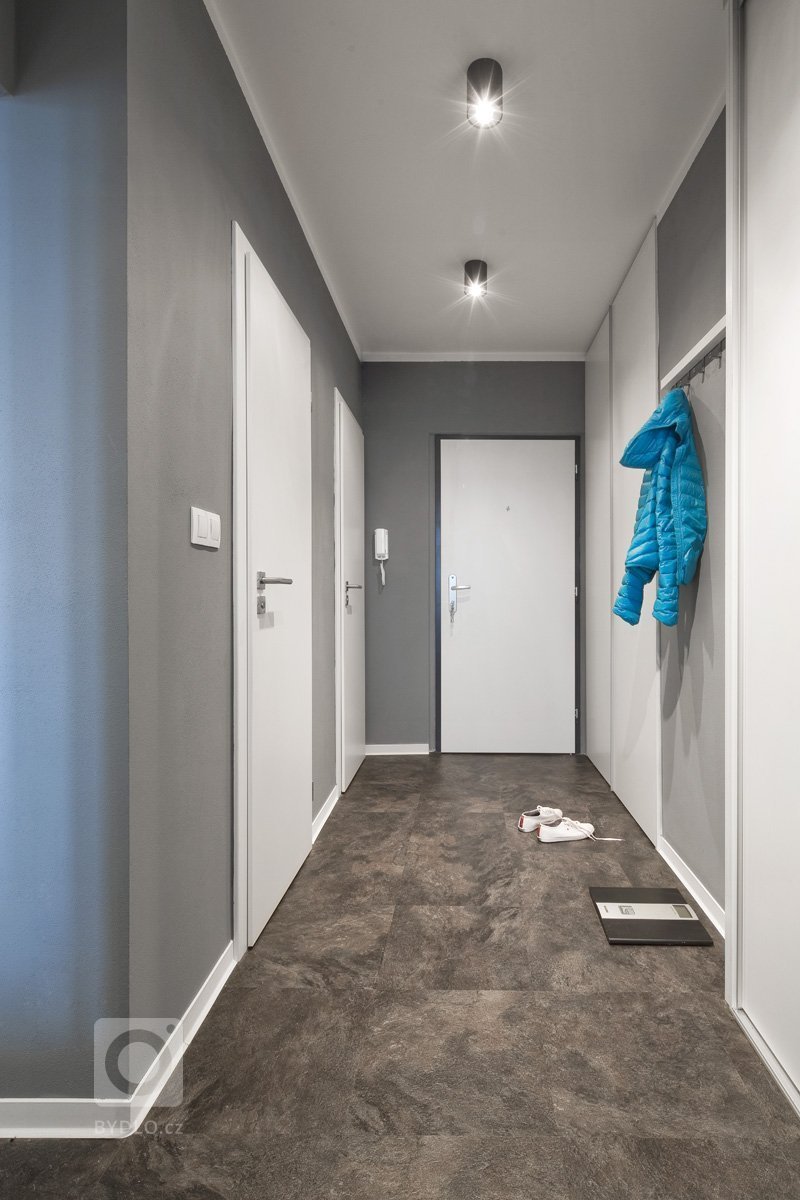 Kompletní rekonstrukce bytu 2+1 o ploše 37m2.

Dispozice zůstala původní; jedním z&nbsp;důvodů byla cena, jelikož všechny příčky jsou panelové a jejich změna…