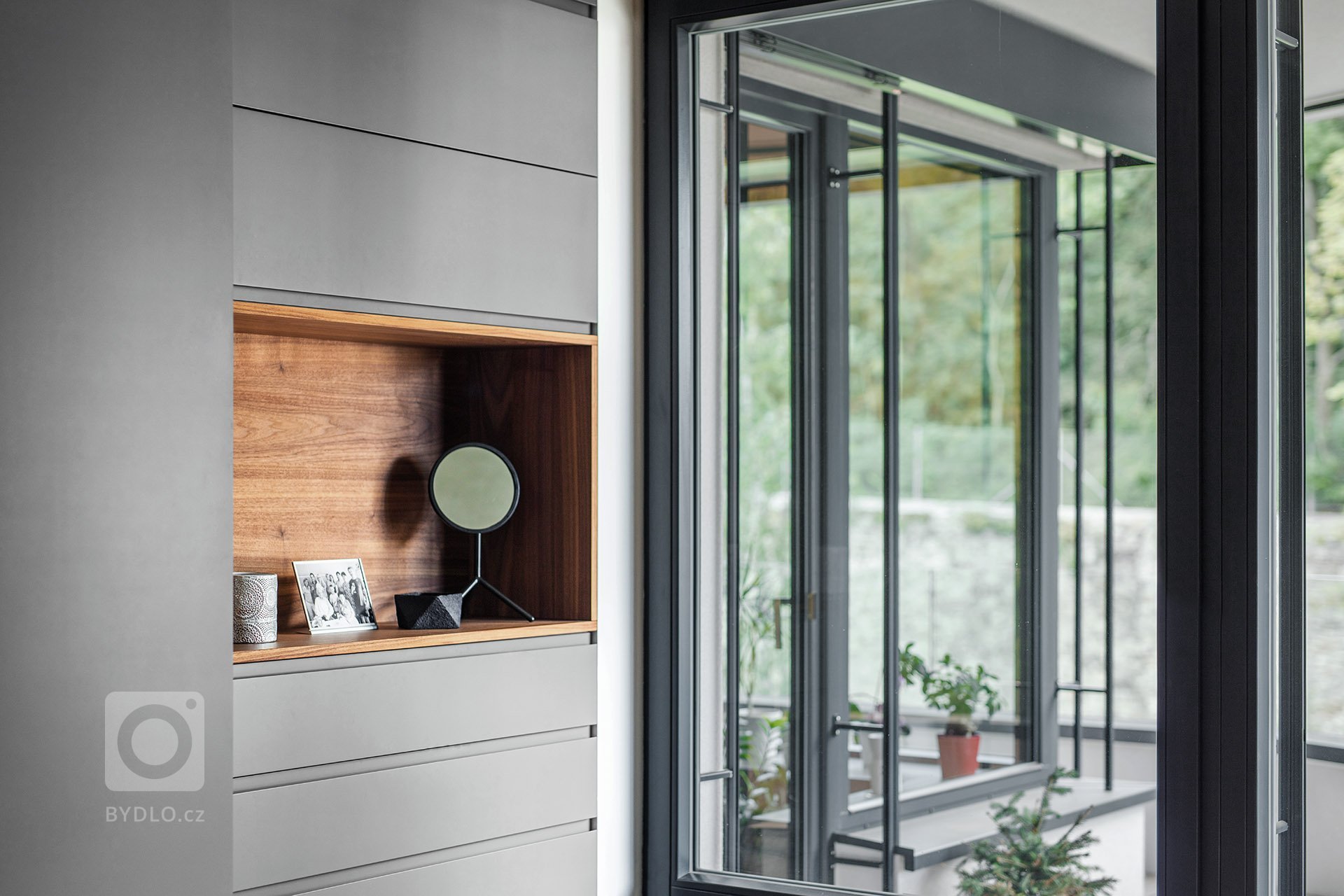 Jedná se o realizaci bytu v developerském projektu.&nbsp;Klienti nás bohužel oslovili už pozdě, tudíž nebylo možné dělat žádné klientské změny. Naštěstí…