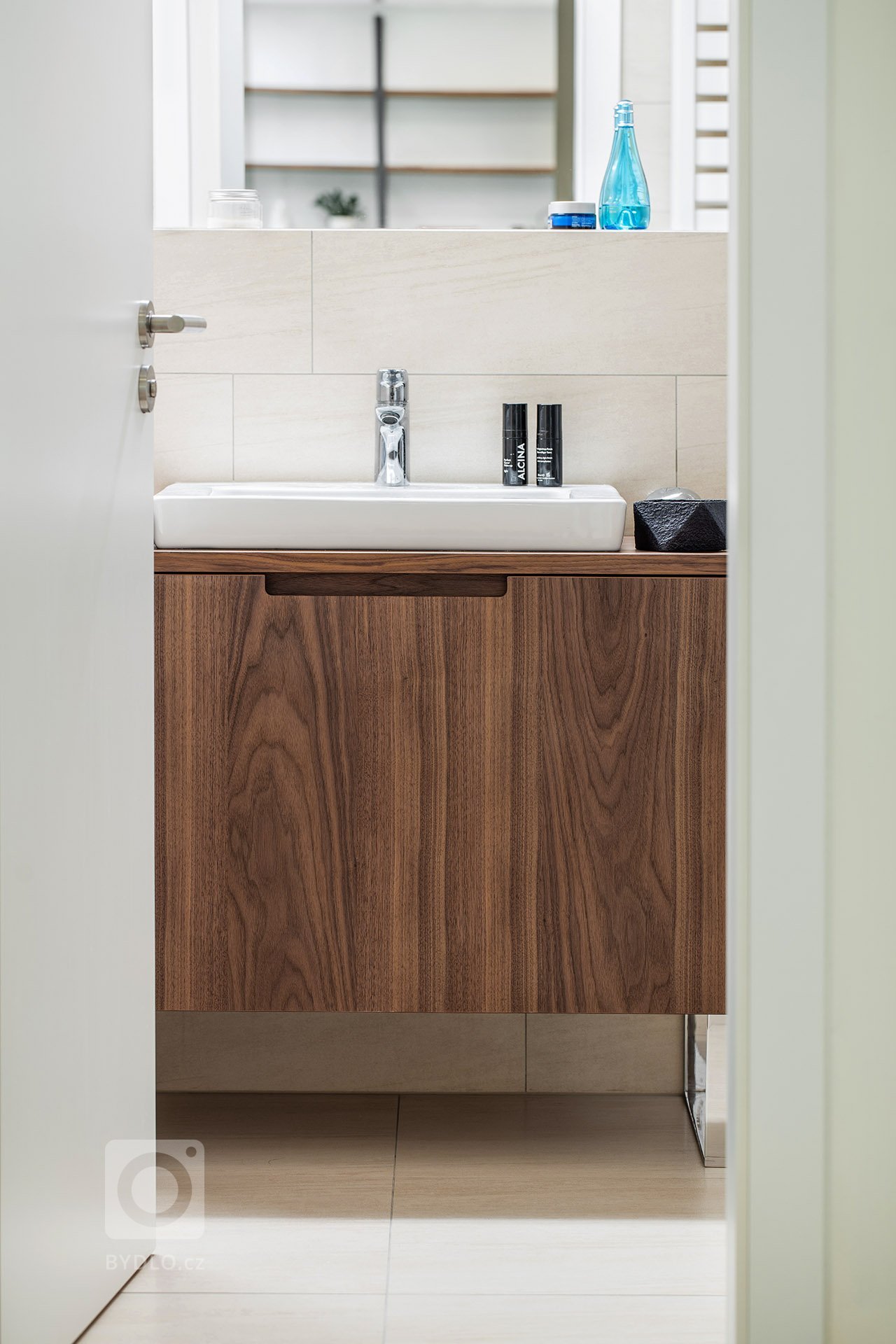 Jedná se o realizaci bytu v developerském projektu.&nbsp;Klienti nás bohužel oslovili už pozdě, tudíž nebylo možné dělat žádné klientské změny. Naštěstí…