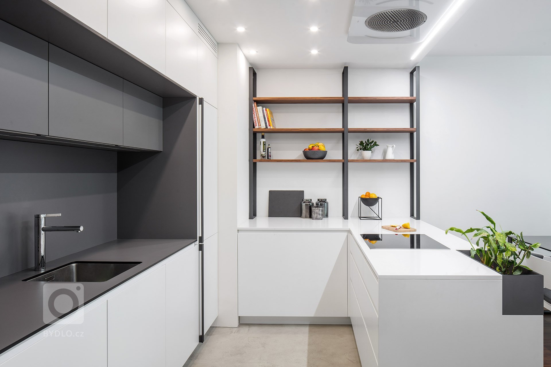 Jedná se o realizaci bytu v developerském projektu.&nbsp;Klienti nás bohužel oslovili už pozdě, tudíž nebylo možné dělat žádné klientské změny. Naštěstí…