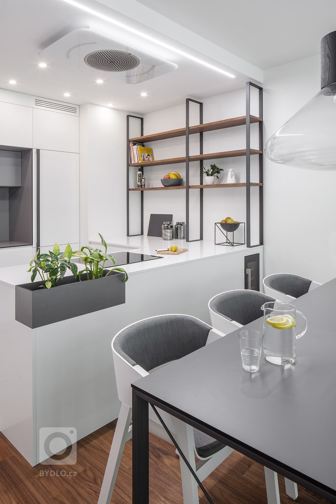 Jedná se o realizaci bytu v developerském projektu.&nbsp;Klienti nás bohužel oslovili už pozdě, tudíž nebylo možné dělat žádné klientské změny. Naštěstí…