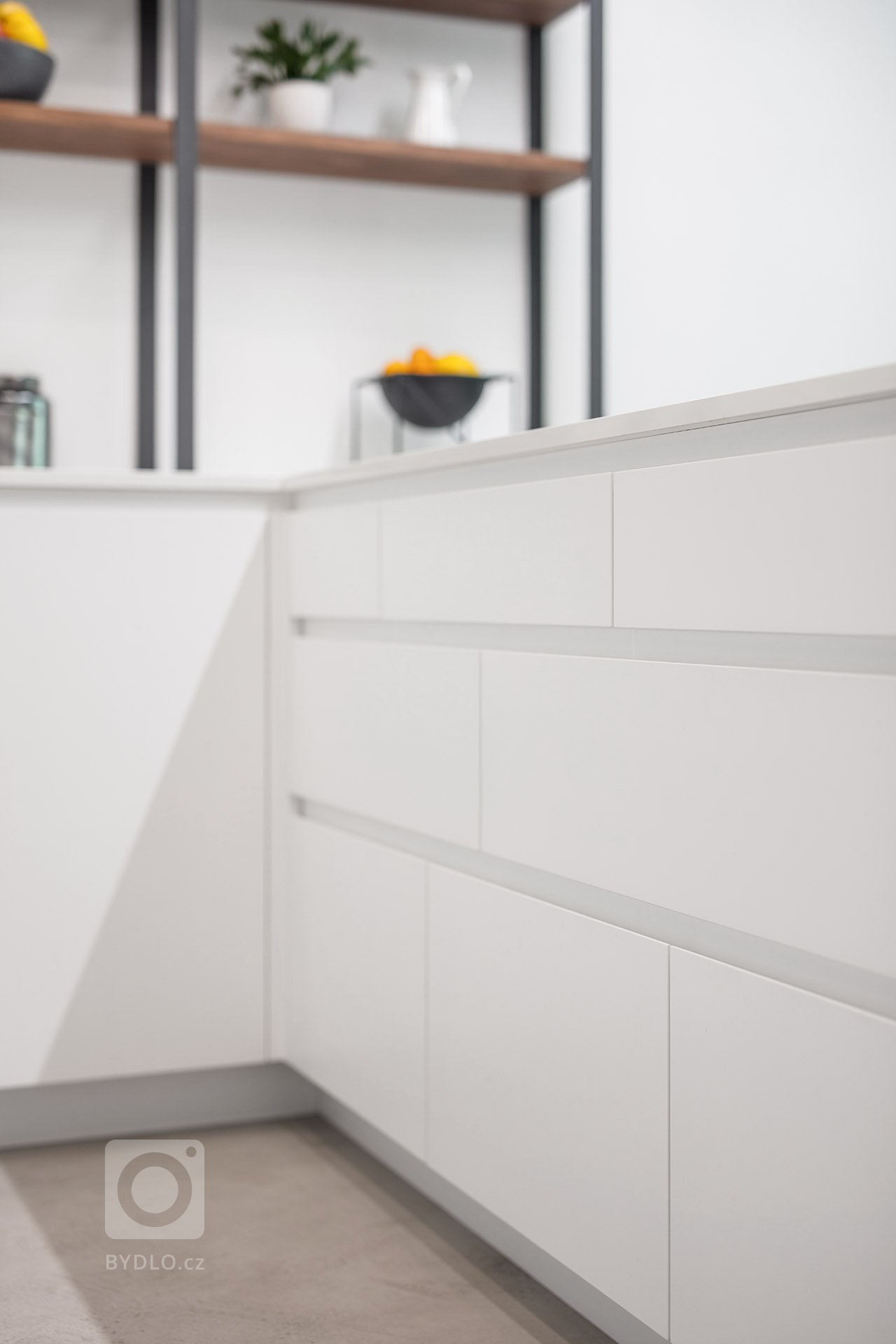 Jedná se o realizaci bytu v developerském projektu.&nbsp;Klienti nás bohužel oslovili už pozdě, tudíž nebylo možné dělat žádné klientské změny. Naštěstí…