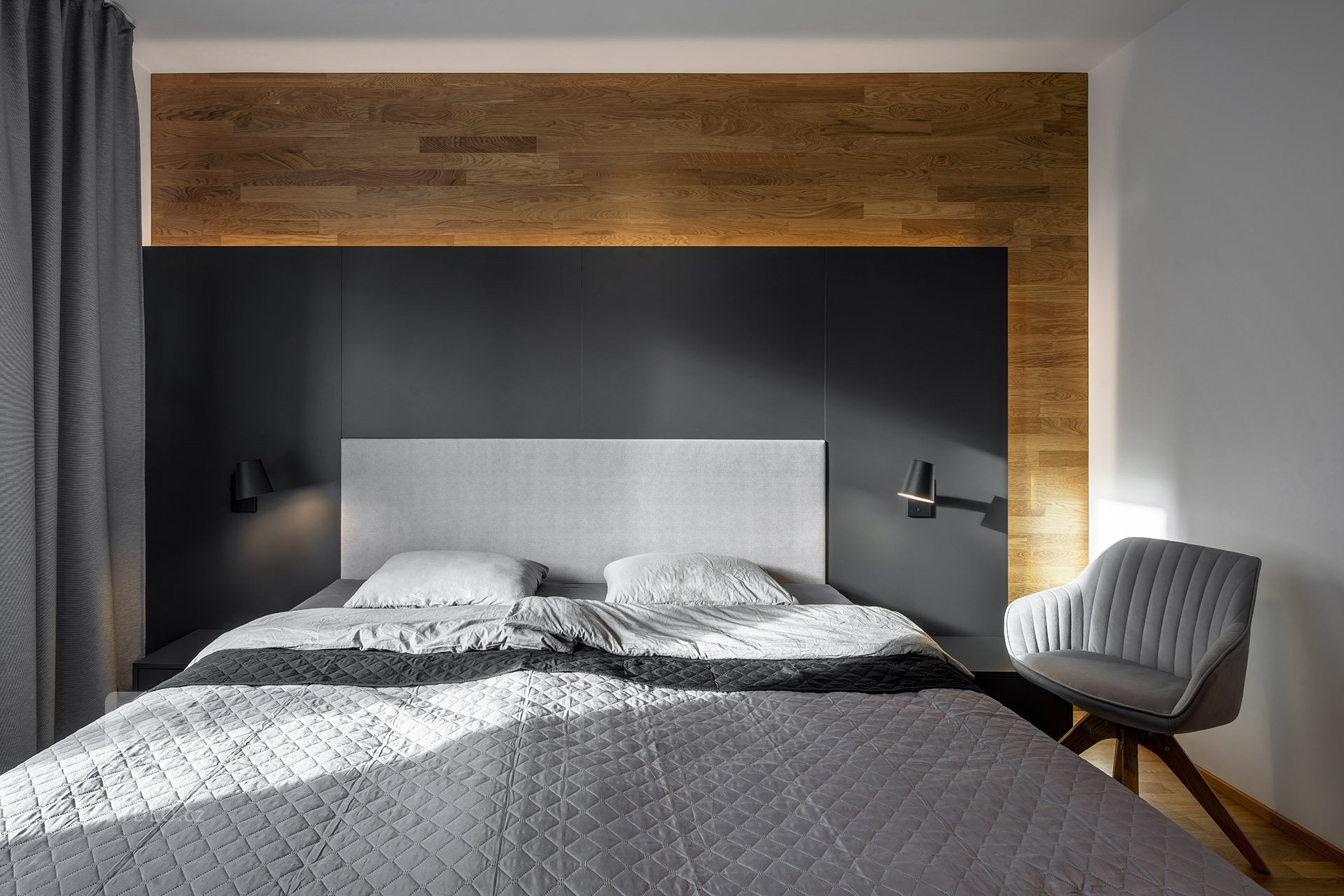 Jednalo se o vybavení interiéru v již hotovém bytě v developerském projektu. Interiér je navržen v kombinaci antracitové barvy a dřevodekoru.

Kuchyňský kout…