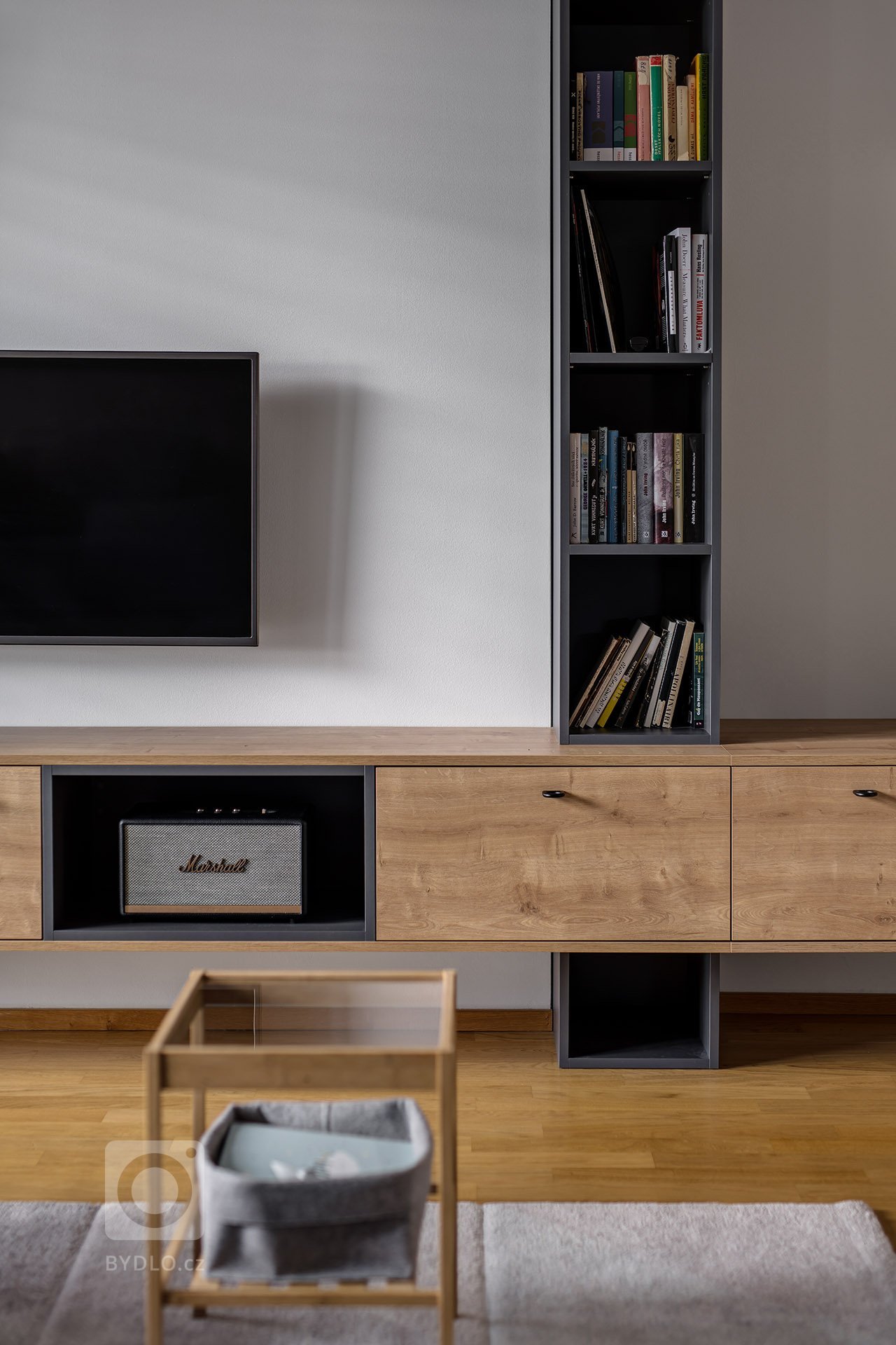 Jednalo se o vybavení interiéru v již hotovém bytě v developerském projektu. Interiér je navržen v kombinaci antracitové barvy a dřevodekoru.

Kuchyňský kout…