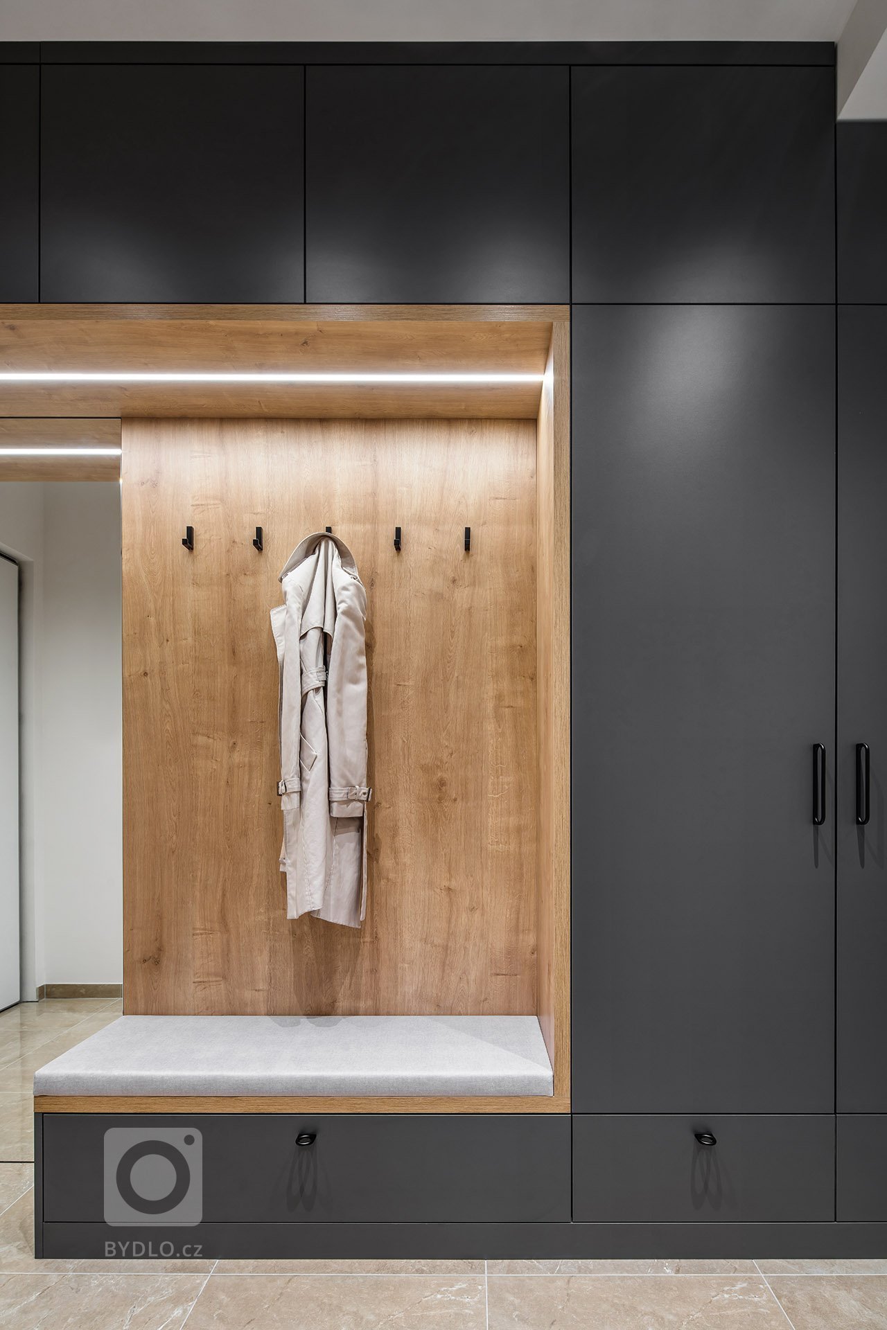 Jednalo se o vybavení interiéru v již hotovém bytě v developerském projektu. Interiér je navržen v kombinaci antracitové barvy a dřevodekoru.

Kuchyňský kout…