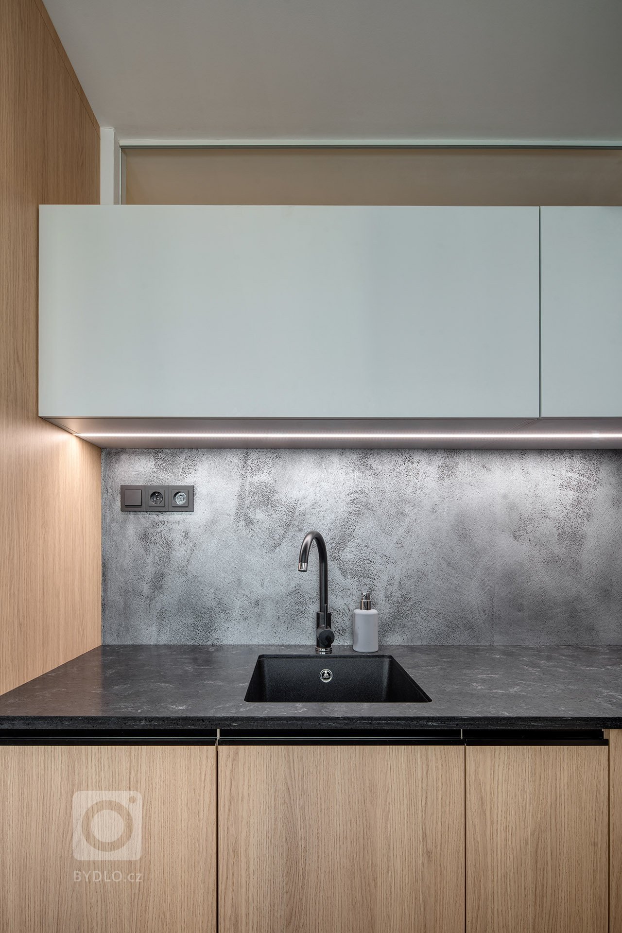 Jedná se o kompletní rekonstrukci malého panelového bytu, původně s dispozicí 1+1 s malou průchozí koupelnou. Jelikož byly veškeré vnitřní konstrukce tvořeny…