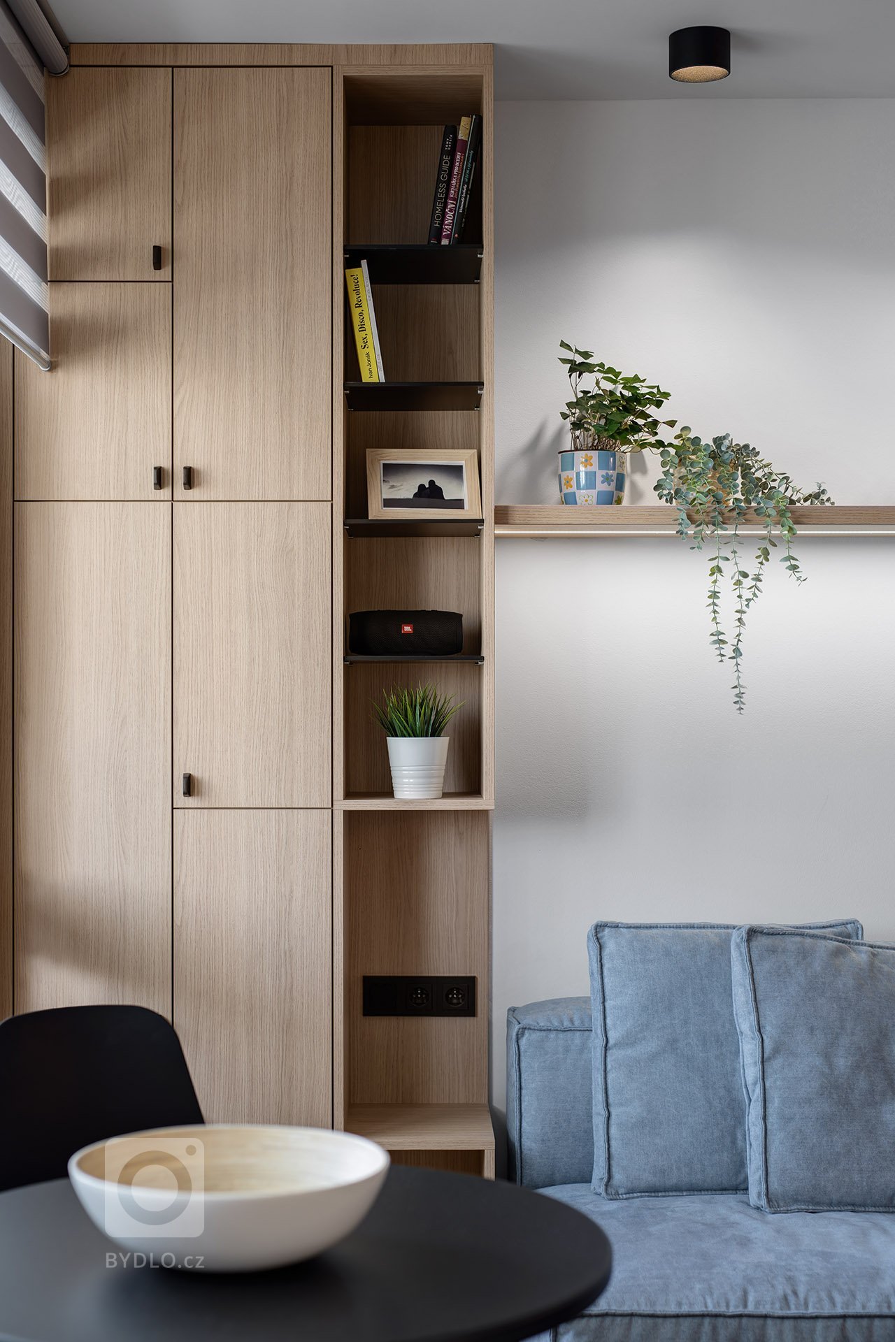 Jedná se o kompletní rekonstrukci malého panelového bytu, původně s dispozicí 1+1 s malou průchozí koupelnou. Jelikož byly veškeré vnitřní konstrukce tvořeny…