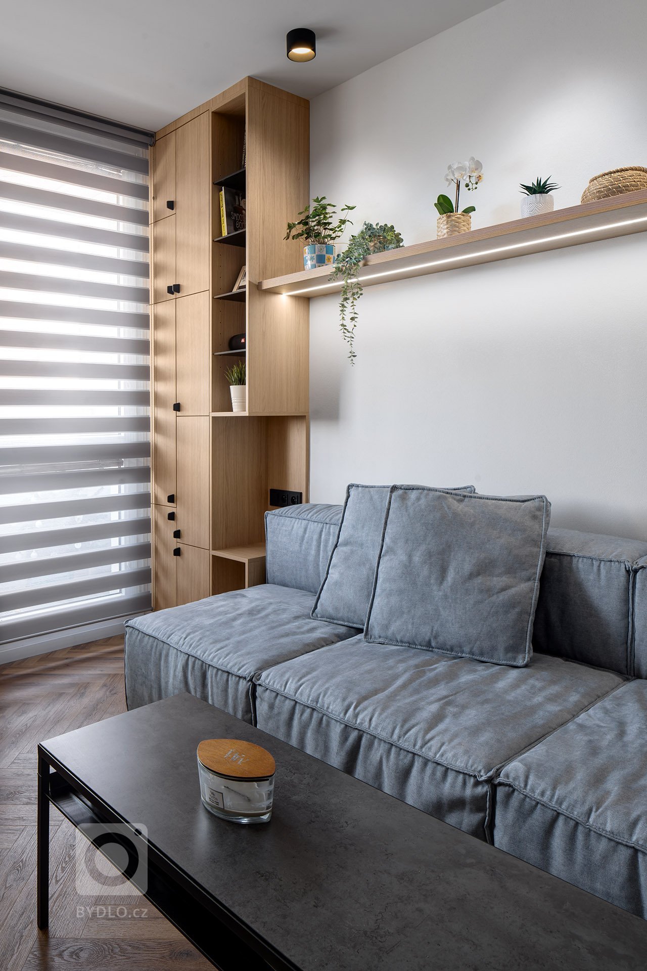 Jedná se o kompletní rekonstrukci malého panelového bytu, původně s dispozicí 1+1 s malou průchozí koupelnou. Jelikož byly veškeré vnitřní konstrukce tvořeny…