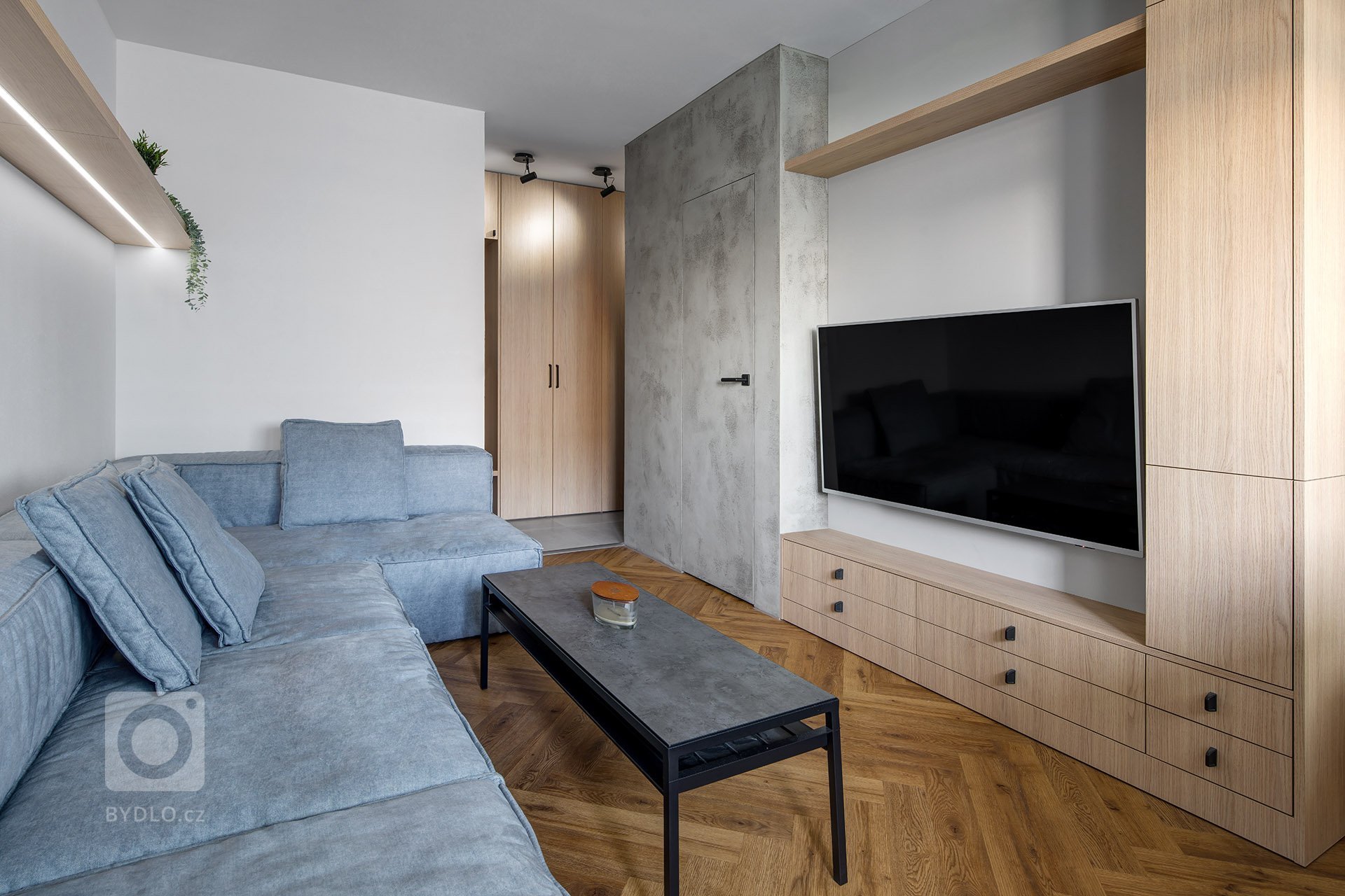 Jedná se o kompletní rekonstrukci malého panelového bytu, původně s dispozicí 1+1 s malou průchozí koupelnou. Jelikož byly veškeré vnitřní konstrukce tvořeny…