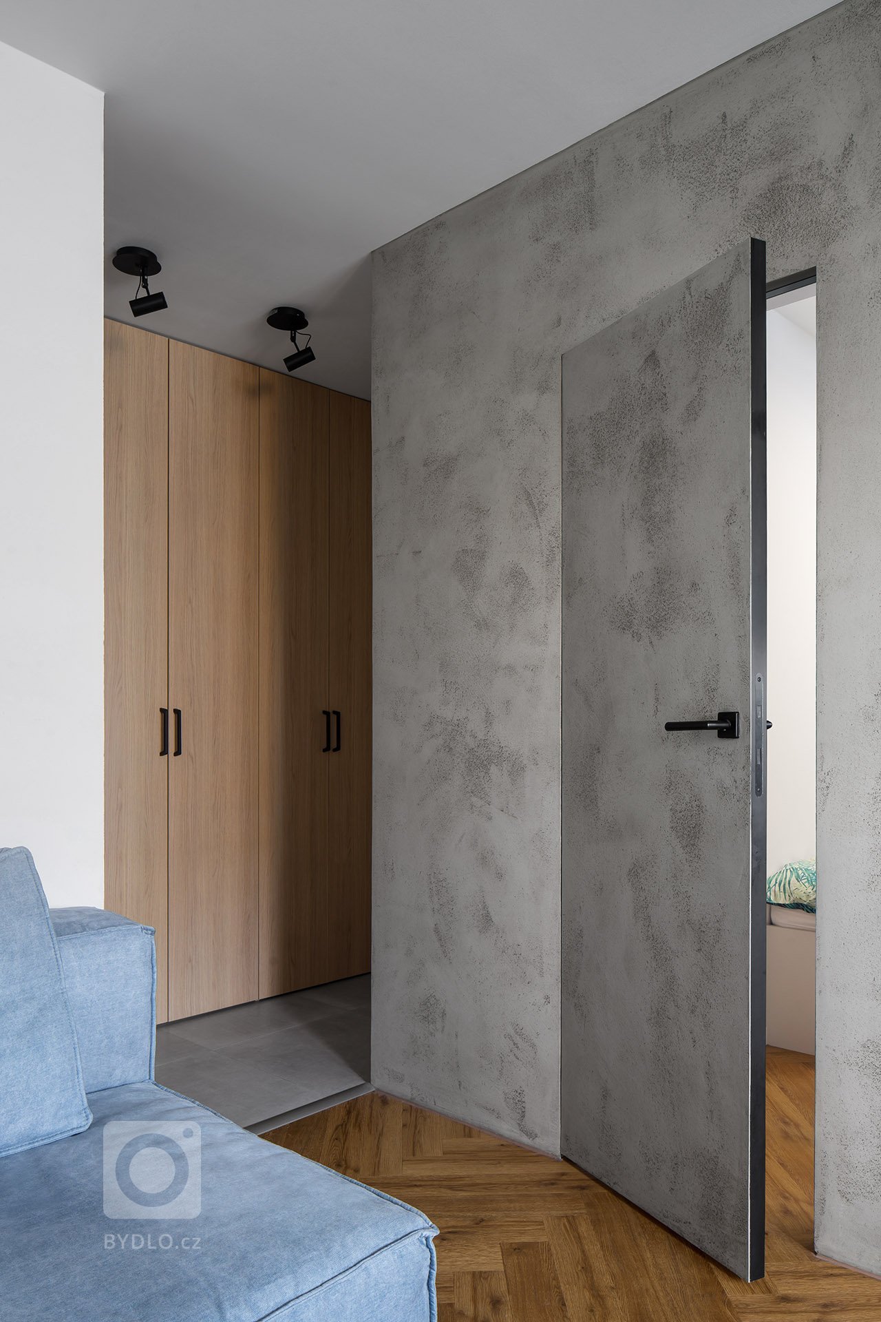 Jedná se o kompletní rekonstrukci malého panelového bytu, původně s dispozicí 1+1 s malou průchozí koupelnou. Jelikož byly veškeré vnitřní konstrukce tvořeny…