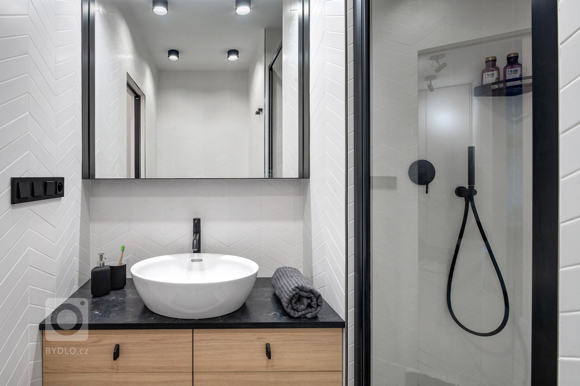 Jedná se o kompletní rekonstrukci malého panelového bytu, původně s dispozicí 1+1 s malou průchozí koupelnou. Jelikož byly veškeré vnitřní konstrukce tvořeny…