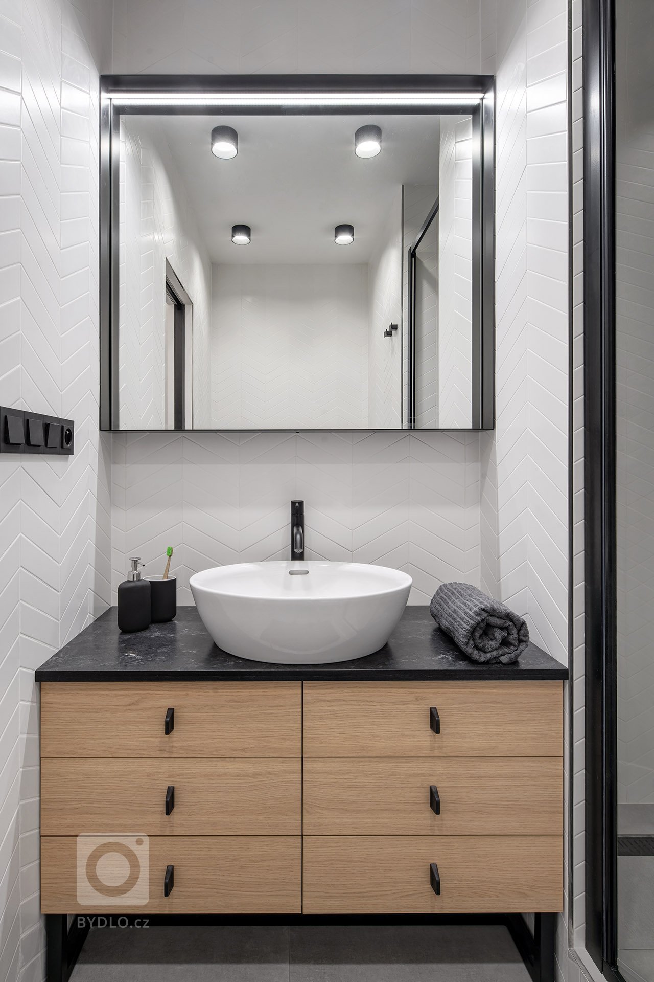 Jedná se o kompletní rekonstrukci malého panelového bytu, původně s dispozicí 1+1 s malou průchozí koupelnou. Jelikož byly veškeré vnitřní konstrukce tvořeny…