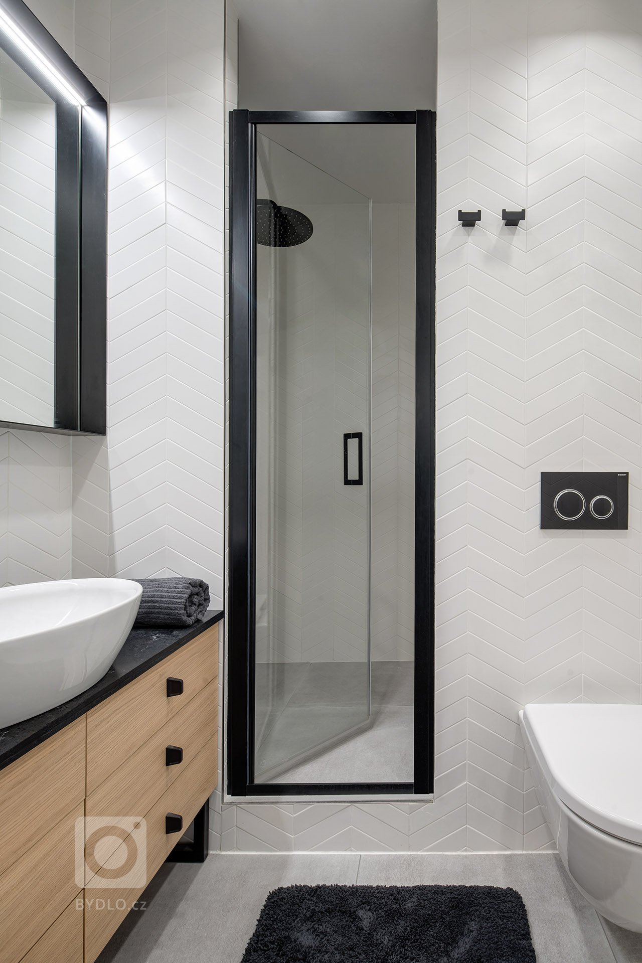 Jedná se o kompletní rekonstrukci malého panelového bytu, původně s dispozicí 1+1 s malou průchozí koupelnou. Jelikož byly veškeré vnitřní konstrukce tvořeny…