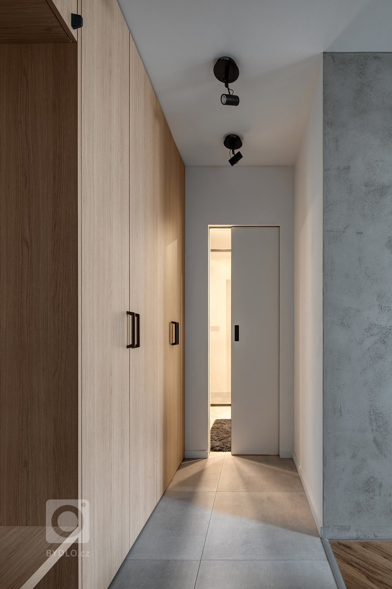 Jedná se o kompletní rekonstrukci malého panelového bytu, původně s dispozicí 1+1 s malou průchozí koupelnou. Jelikož byly veškeré vnitřní konstrukce tvořeny…