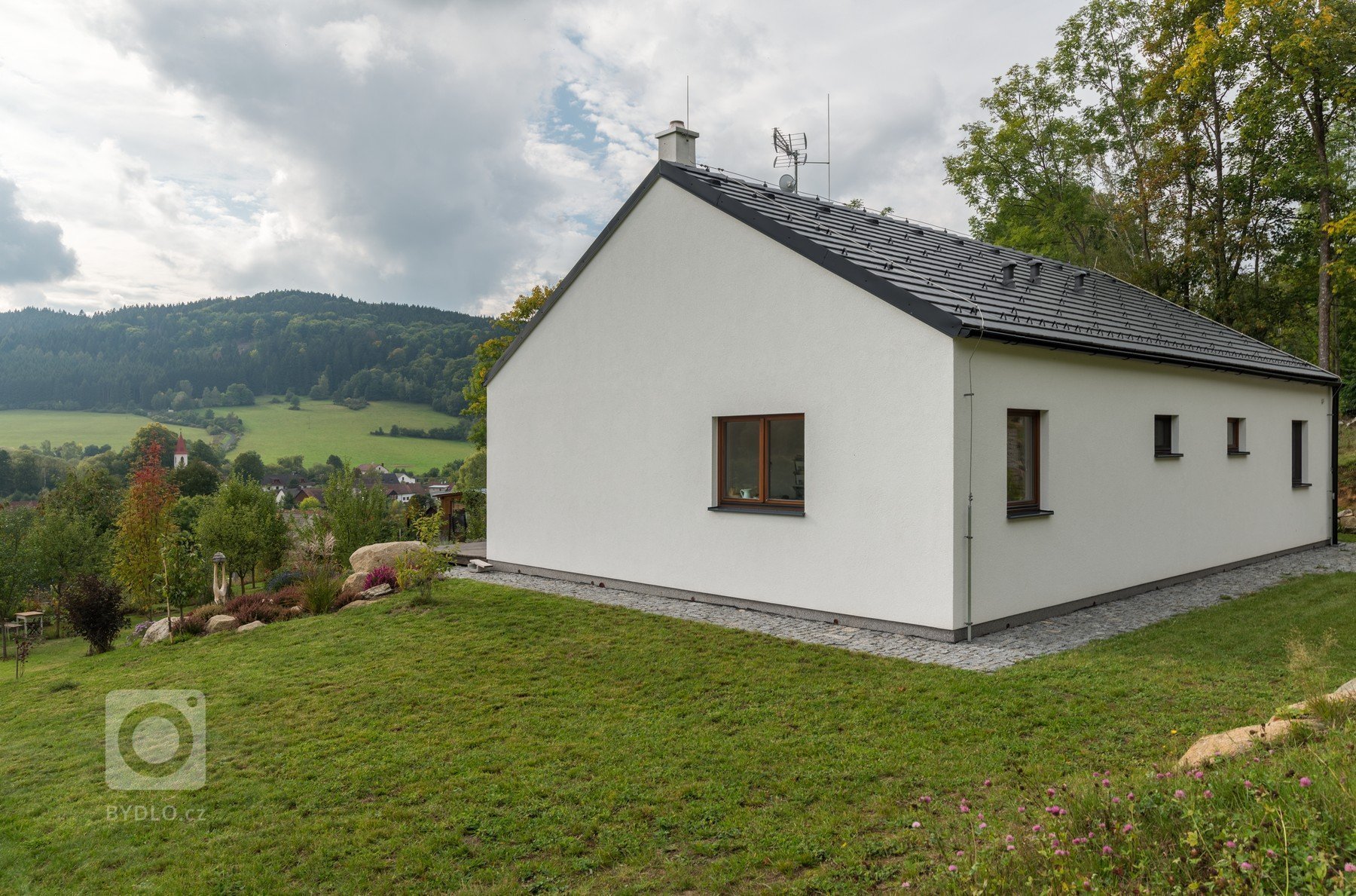 Nejen touha bydlet ve dřevě, ale také fakt, že dřevostavby tolik nezatíží pozemek a stavba netrvá tak dlouho, přitáhlo investora k&nbsp;dřevostavbám. Stavba je…