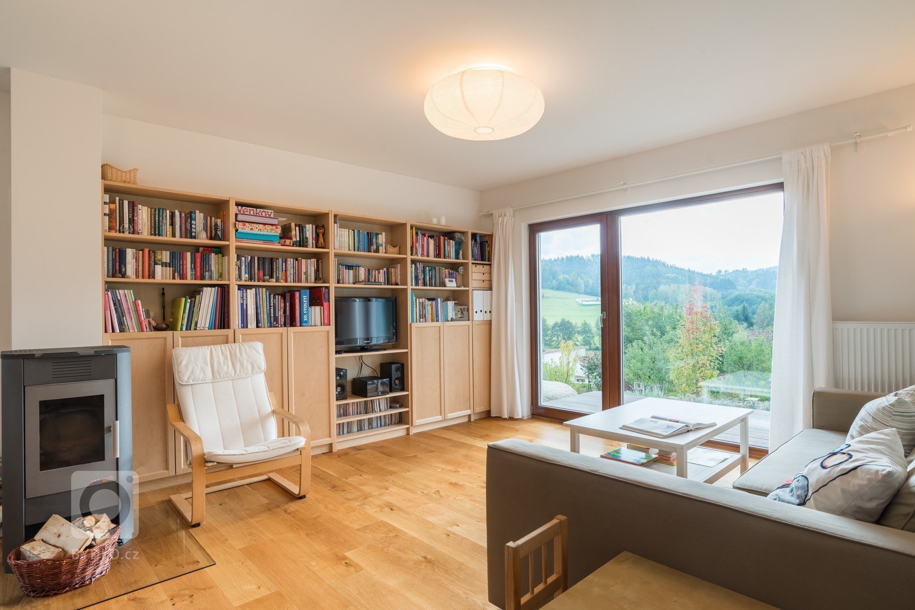 Nejen touha bydlet ve dřevě, ale také fakt, že dřevostavby tolik nezatíží pozemek a stavba netrvá tak dlouho, přitáhlo investora k&nbsp;dřevostavbám. Stavba je…