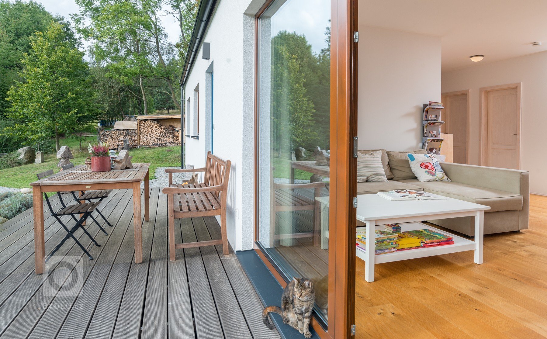 Nejen touha bydlet ve dřevě, ale také fakt, že dřevostavby tolik nezatíží pozemek a stavba netrvá tak dlouho, přitáhlo investora k&nbsp;dřevostavbám. Stavba je…