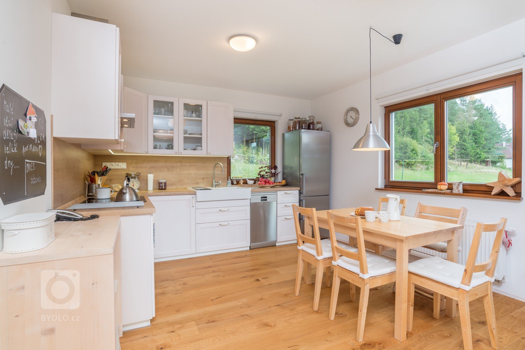 Nejen touha bydlet ve dřevě, ale také fakt, že dřevostavby tolik nezatíží pozemek a stavba netrvá tak dlouho, přitáhlo investora k&nbsp;dřevostavbám. Stavba je…