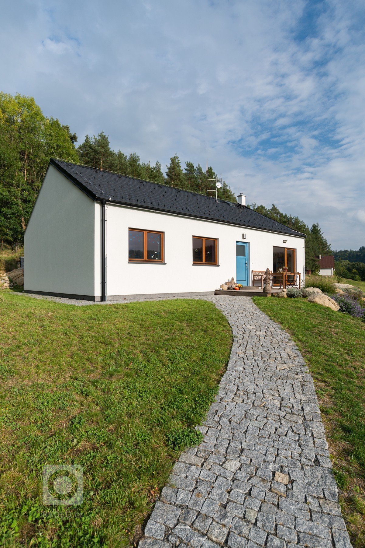 Nejen touha bydlet ve dřevě, ale také fakt, že dřevostavby tolik nezatíží pozemek a stavba netrvá tak dlouho, přitáhlo investora k&nbsp;dřevostavbám. Stavba je…