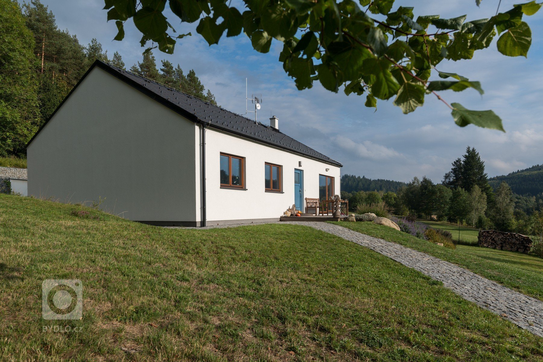 Nejen touha bydlet ve dřevě, ale také fakt, že dřevostavby tolik nezatíží pozemek a stavba netrvá tak dlouho, přitáhlo investora k&nbsp;dřevostavbám. Stavba je…