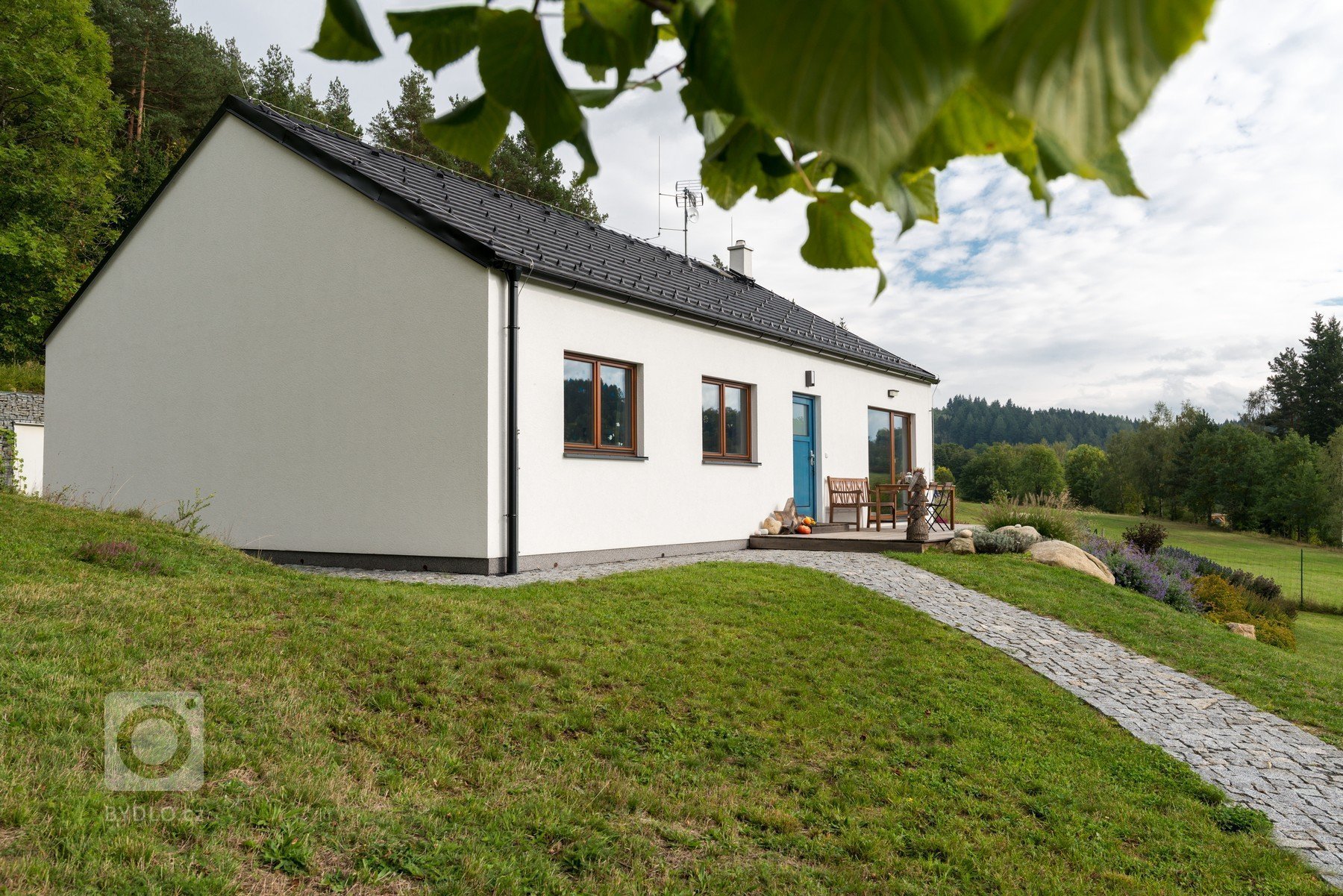 Nejen touha bydlet ve dřevě, ale také fakt, že dřevostavby tolik nezatíží pozemek a stavba netrvá tak dlouho, přitáhlo investora k&nbsp;dřevostavbám. Stavba je…