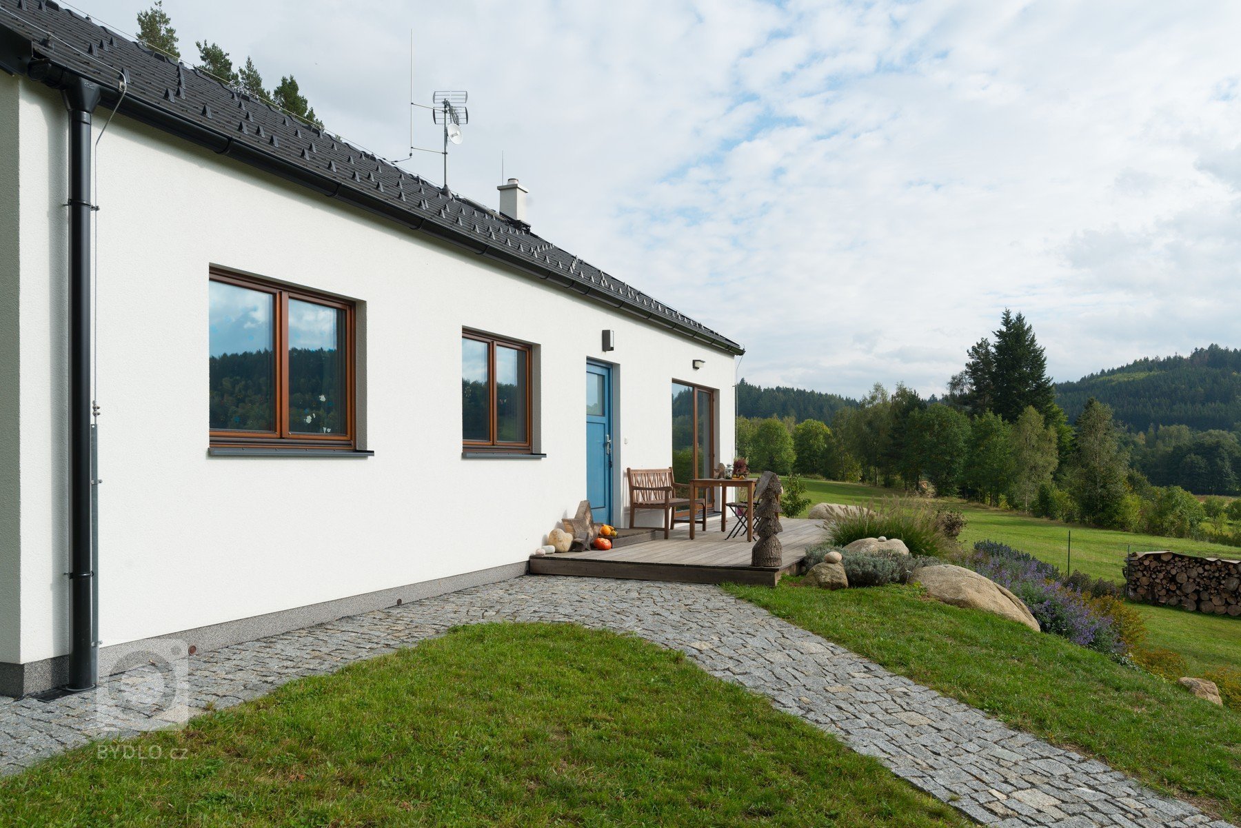 Nejen touha bydlet ve dřevě, ale také fakt, že dřevostavby tolik nezatíží pozemek a stavba netrvá tak dlouho, přitáhlo investora k&nbsp;dřevostavbám. Stavba je…