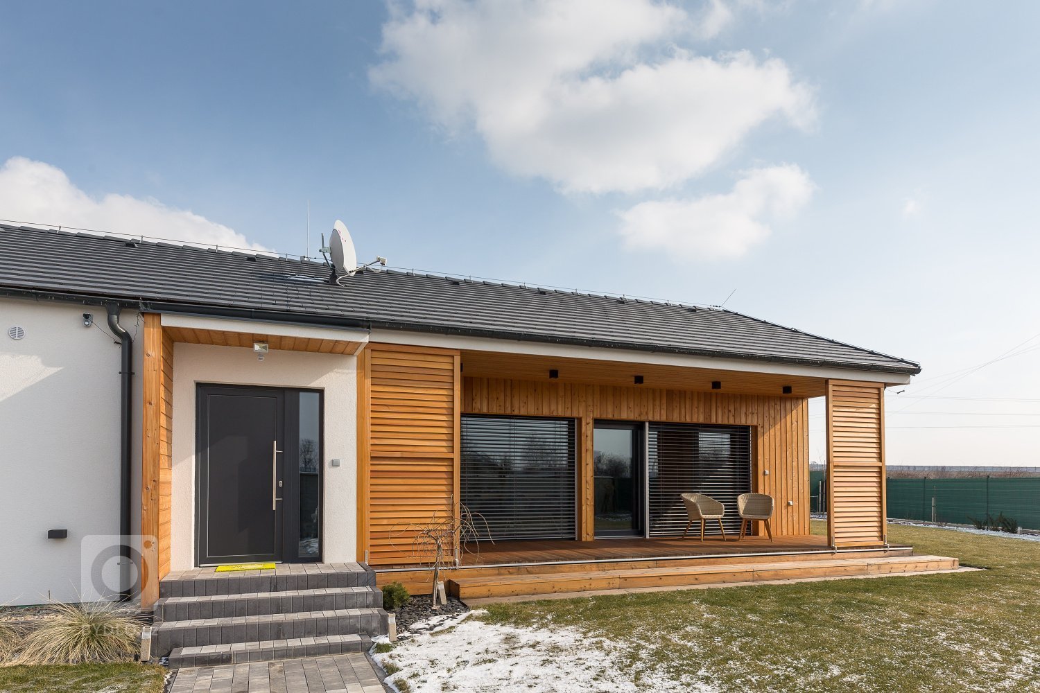 Zajímavý dům&nbsp;pro čtyřčlennou rodinu.&nbsp;Kuchyň s ostrůvkem na varnou desku sousedí s velkorysým obývacím pokojem s velkými prosklenými okny. V domě jsou…