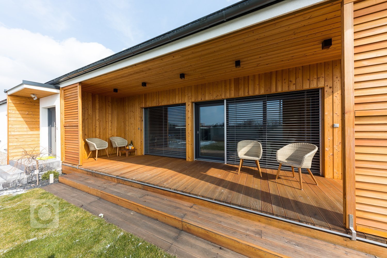 Zajímavý dům&nbsp;pro čtyřčlennou rodinu.&nbsp;Kuchyň s ostrůvkem na varnou desku sousedí s velkorysým obývacím pokojem s velkými prosklenými okny. V domě jsou…