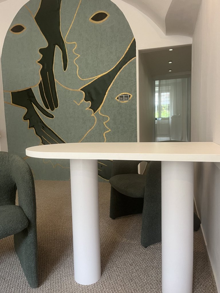 Doplněna o bodové osvětlení