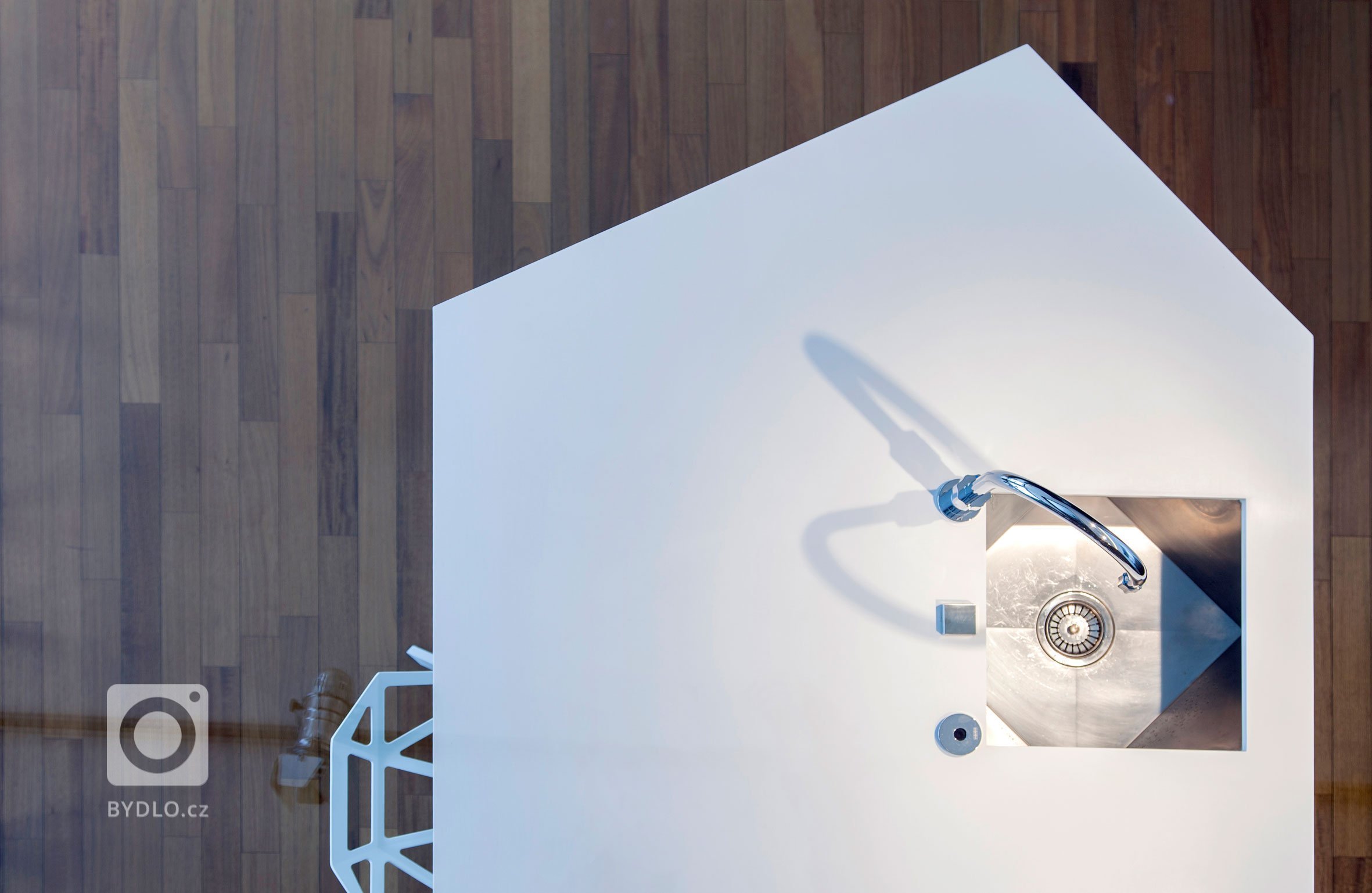 Triplex od pražského ateliéru B2&nbsp;Architecture se nachází v bývalém karlínském industriálním komplexu, který v roce 2009 přestavěla rakouská kancelář…