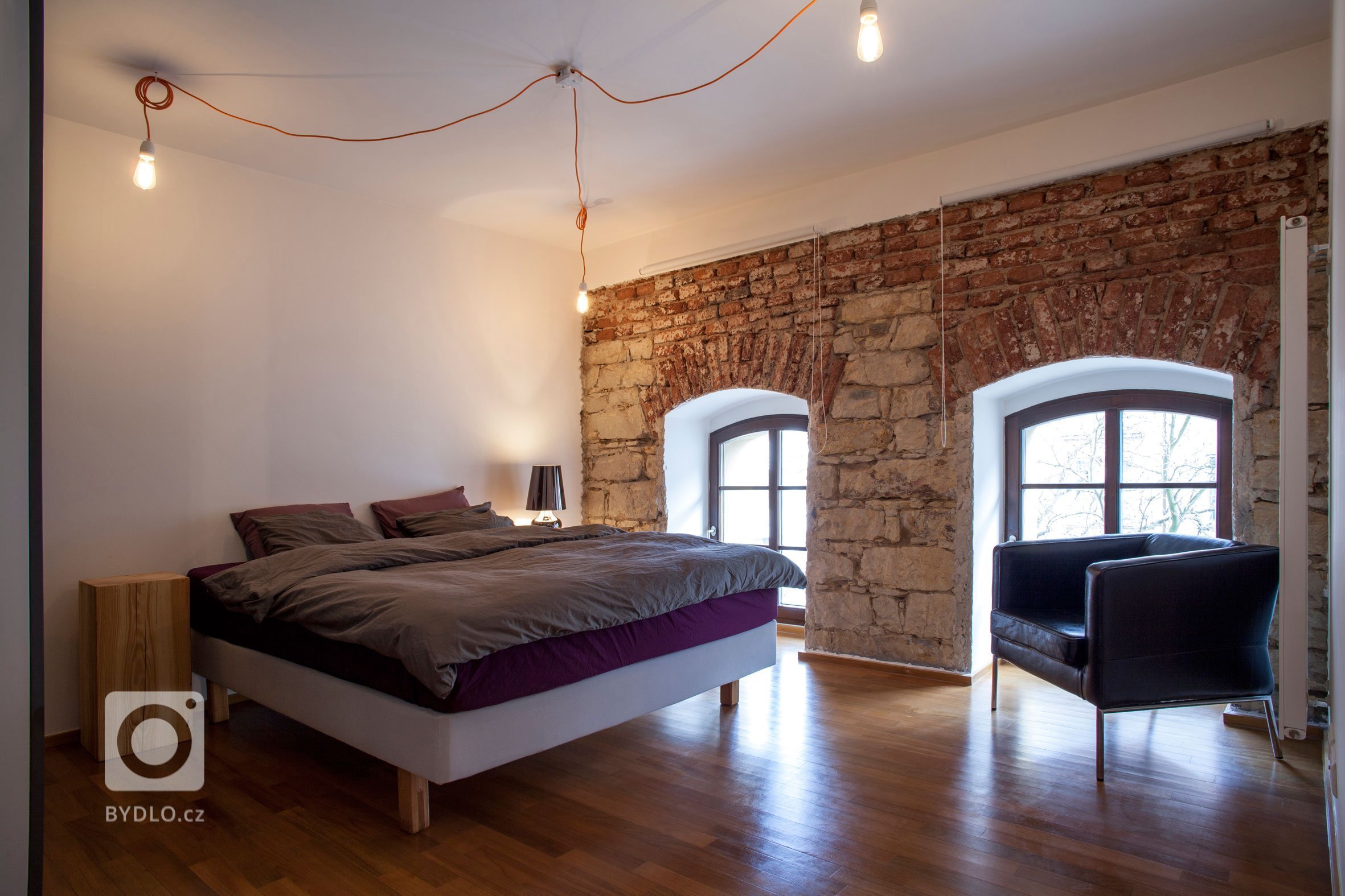 Triplex od pražského ateliéru B2&nbsp;Architecture se nachází v bývalém karlínském industriálním komplexu, který v roce 2009 přestavěla rakouská kancelář…