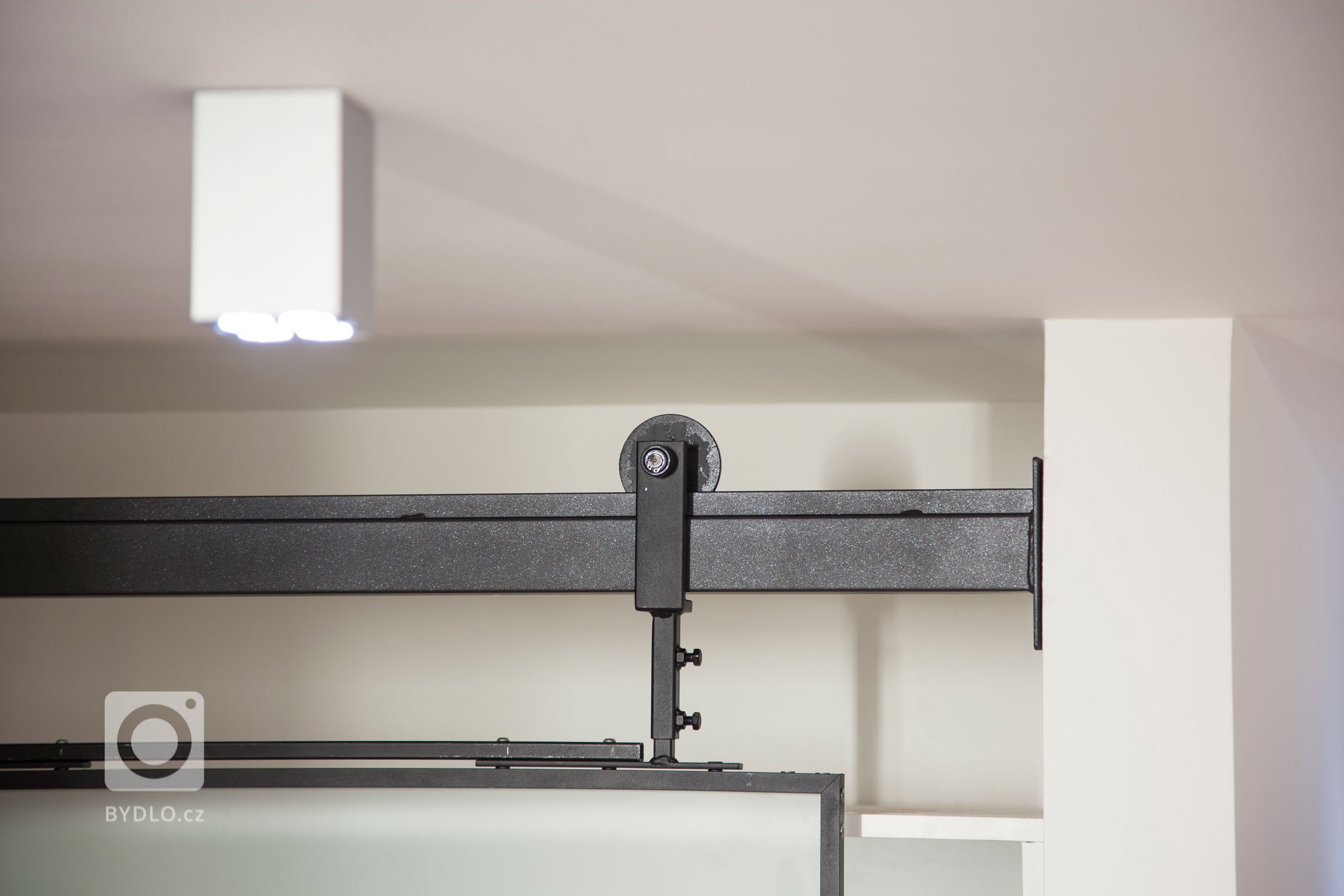 Triplex od pražského ateliéru B2&nbsp;Architecture se nachází v bývalém karlínském industriálním komplexu, který v roce 2009 přestavěla rakouská kancelář…