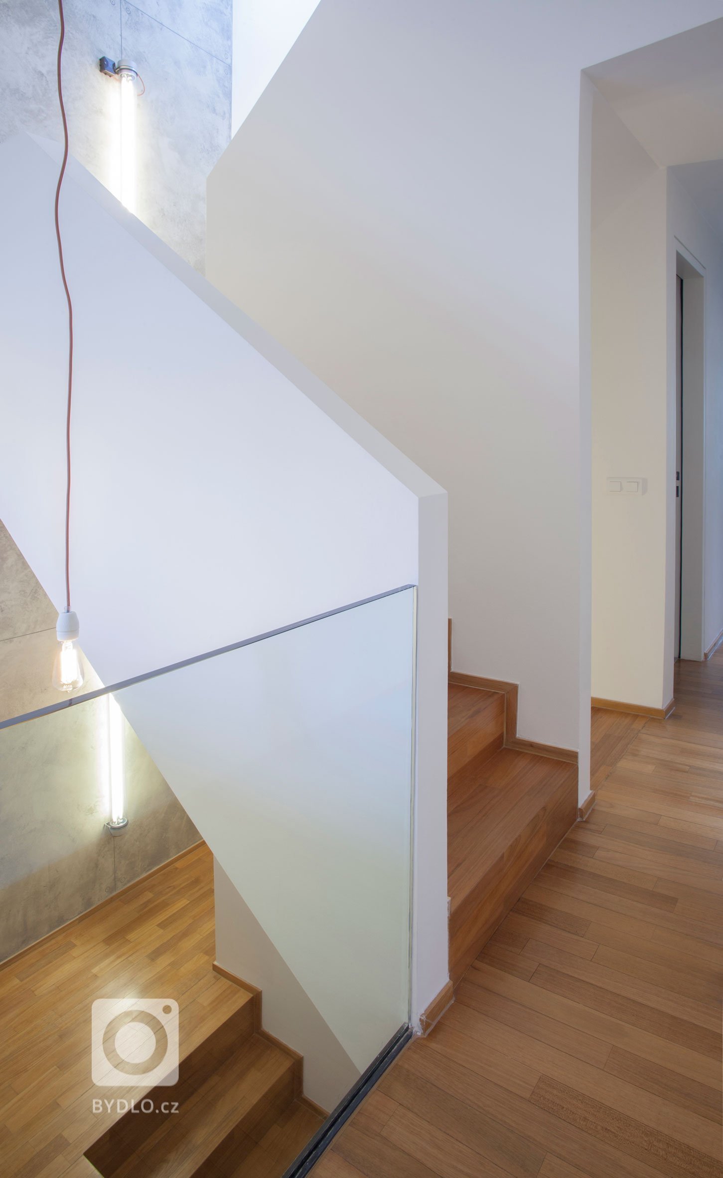 Triplex od pražského ateliéru B2&nbsp;Architecture se nachází v bývalém karlínském industriálním komplexu, který v roce 2009 přestavěla rakouská kancelář…