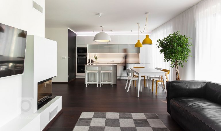 Základním konceptem interiéru je otevřený obytný pokoj s kuchyní a jídelním stolem na který navazuje soukromá část s ložnicemi. Dominantním materiálem je…