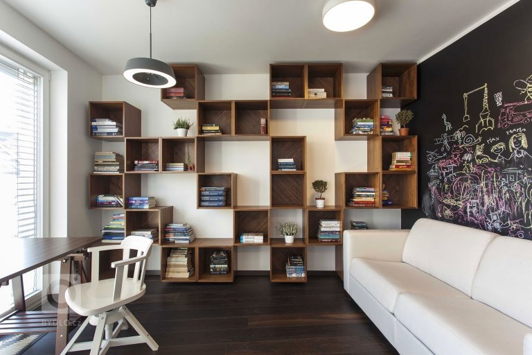 Základním konceptem interiéru je otevřený obytný pokoj s kuchyní a jídelním stolem na který navazuje soukromá část s ložnicemi. Dominantním materiálem je…