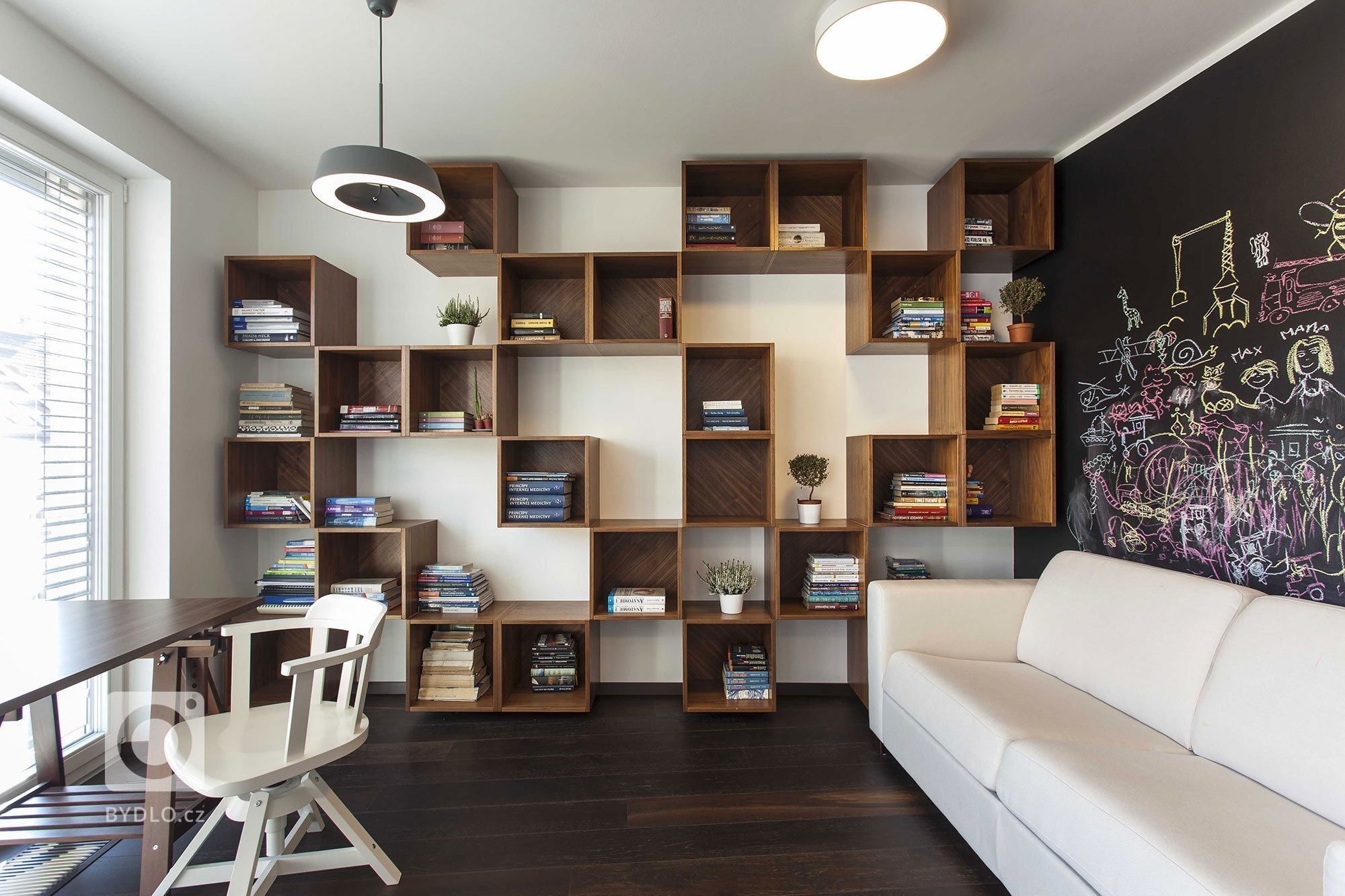 Základním konceptem interiéru je otevřený obytný pokoj s kuchyní a jídelním stolem na který navazuje soukromá část s ložnicemi. Dominantním materiálem je…