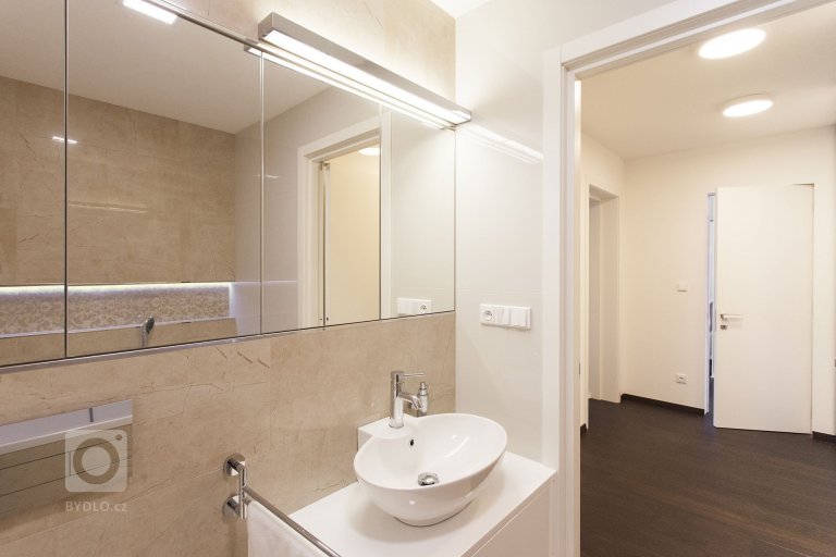 Základním konceptem interiéru je otevřený obytný pokoj s kuchyní a jídelním stolem na který navazuje soukromá část s ložnicemi. Dominantním materiálem je…