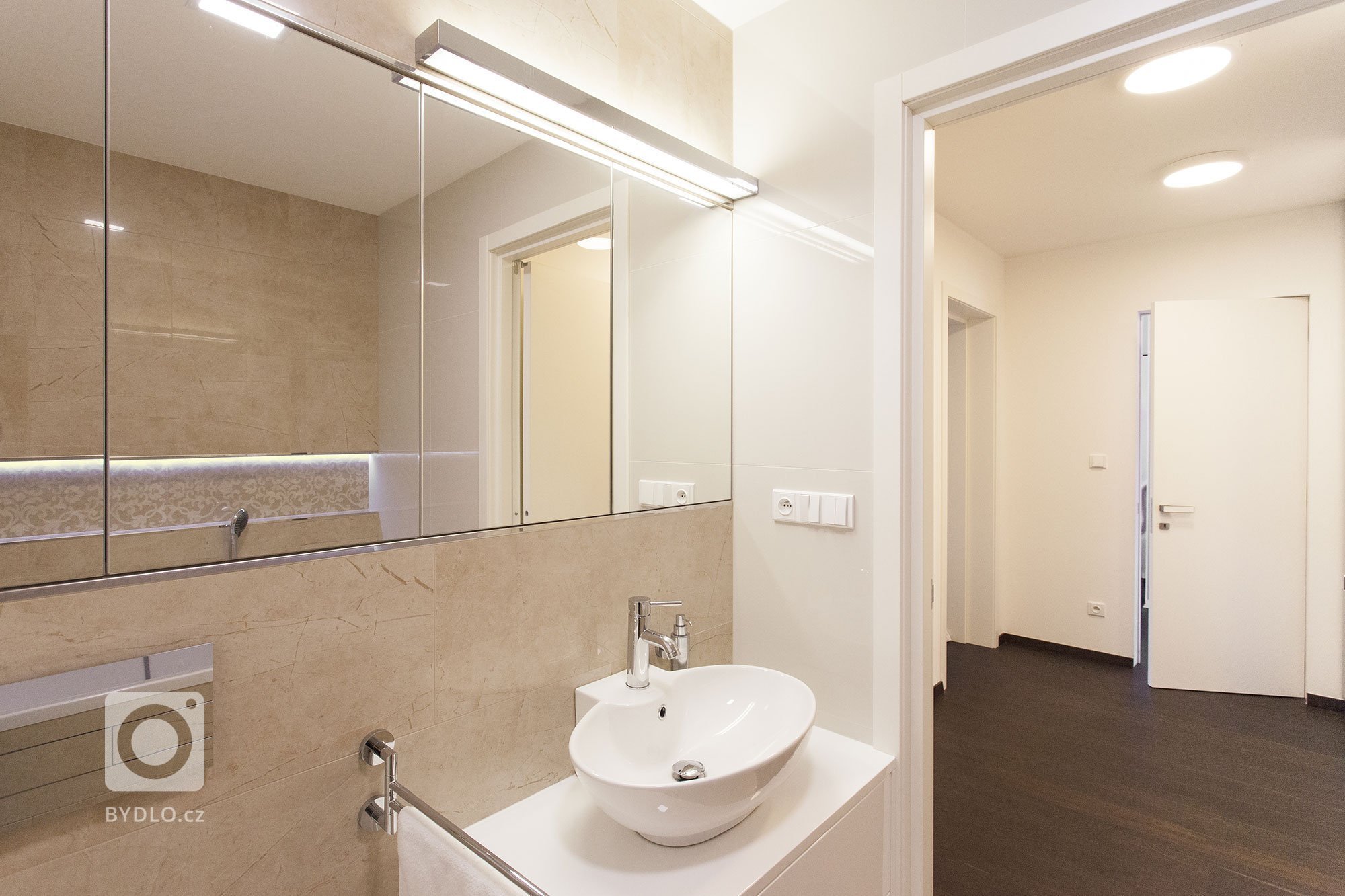 Základním konceptem interiéru je otevřený obytný pokoj s kuchyní a jídelním stolem na který navazuje soukromá část s ložnicemi. Dominantním materiálem je…