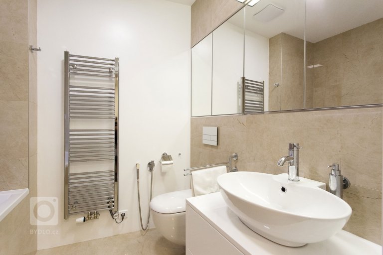 Základním konceptem interiéru je otevřený obytný pokoj s kuchyní a jídelním stolem na který navazuje soukromá část s ložnicemi. Dominantním materiálem je…