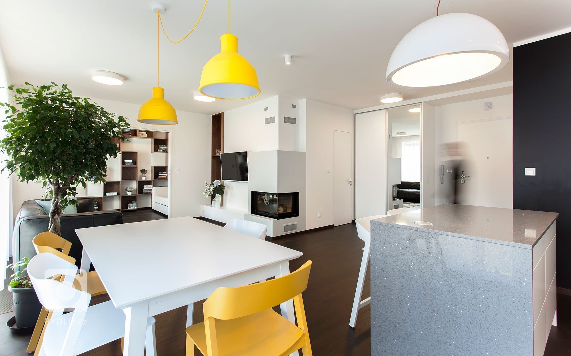 Základním konceptem interiéru je otevřený obytný pokoj s kuchyní a jídelním stolem na který navazuje soukromá část s ložnicemi. Dominantním materiálem je…