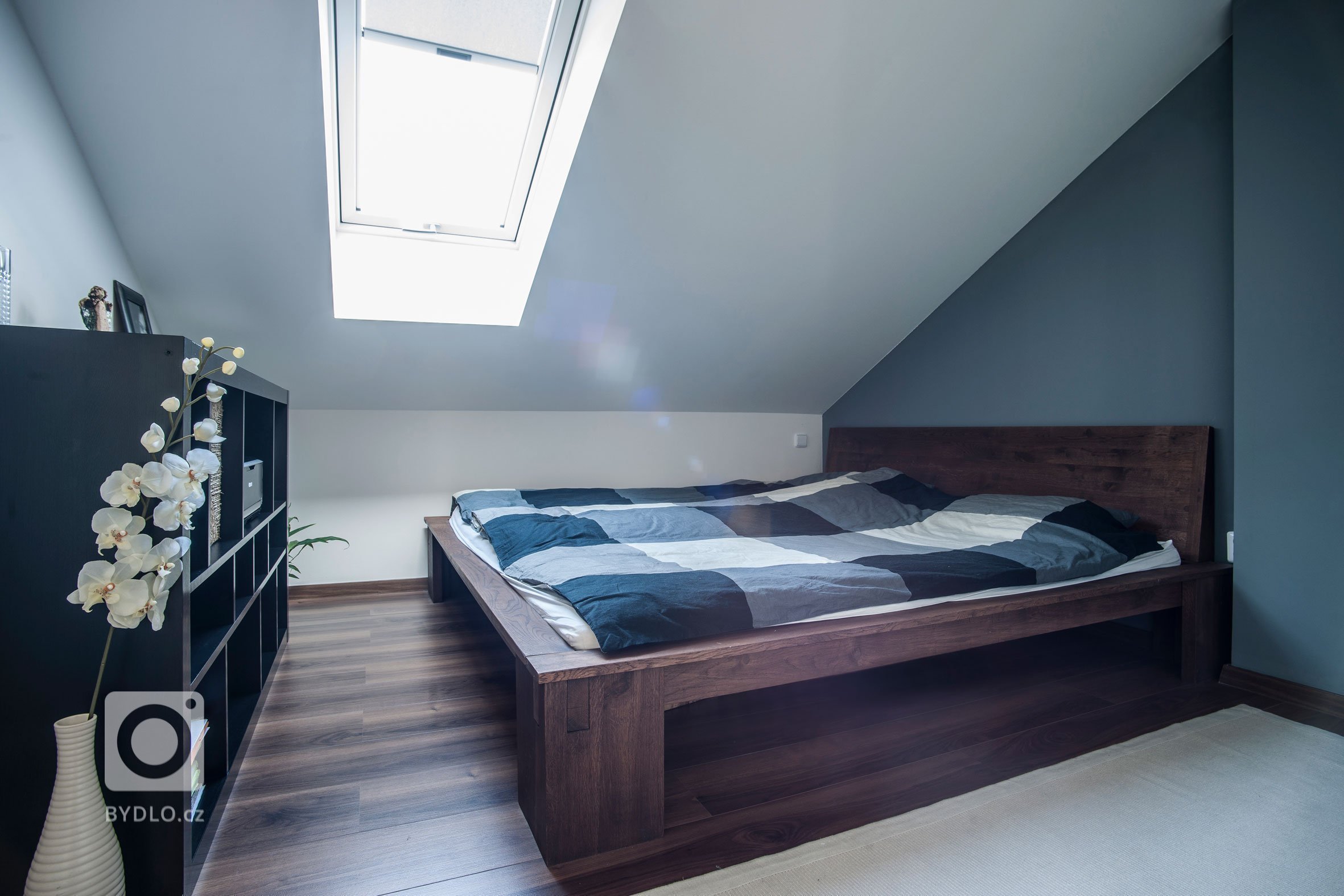 Starý půdní prostor přestavěly architektky Barbara Bencová a Alexandra Timpau ze&nbsp;studia B&sup2;&nbsp;do podoby komfortního rodinného bydlení s prostorným…