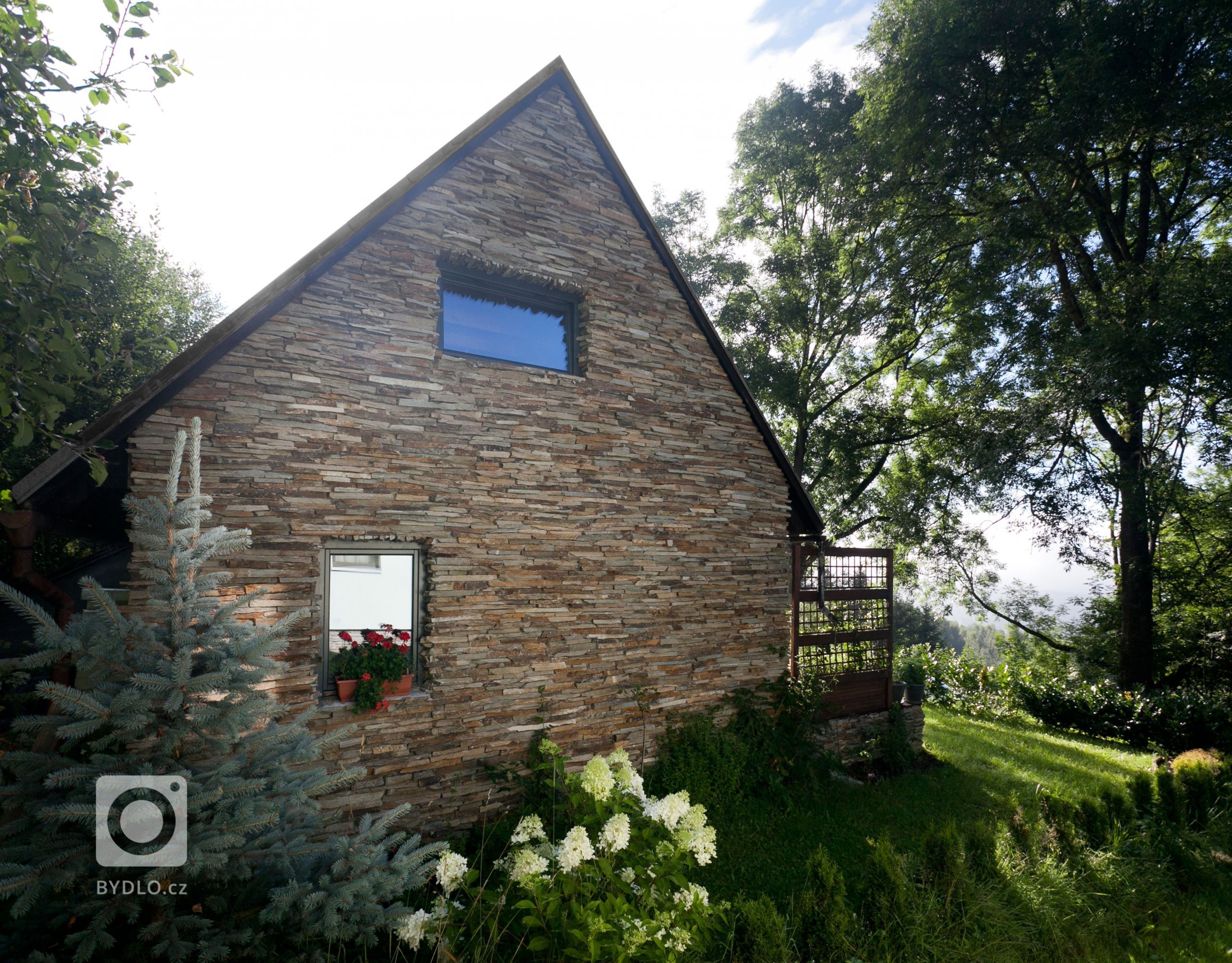 Mladý pár si přál přestavět chalupu z 80.let v oblasti Lipno na trvalé bydlení.
Hlavním cílem bylo uchovat prostornou formu domu a dosáhnout provázanosti s…