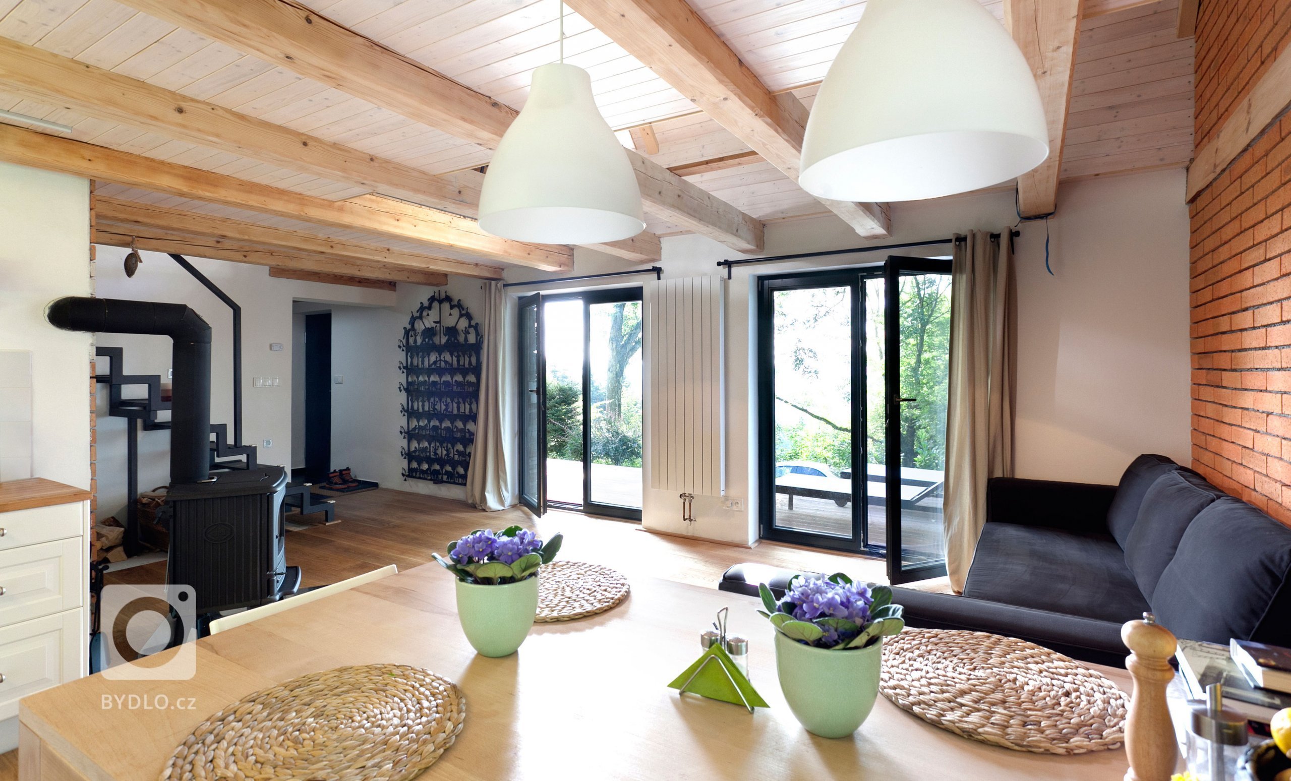 Mladý pár si přál přestavět chalupu z 80.let v oblasti Lipno na trvalé bydlení.
Hlavním cílem bylo uchovat prostornou formu domu a dosáhnout provázanosti s…