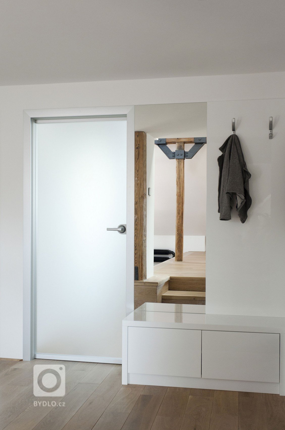 Velmi příjemně a moderně zařízený byt nacházející se v Praze v Dejvicích je ukázkou toho, jak vzdušně a přitom útulně může vypadat podkrovní byt i ve starším…